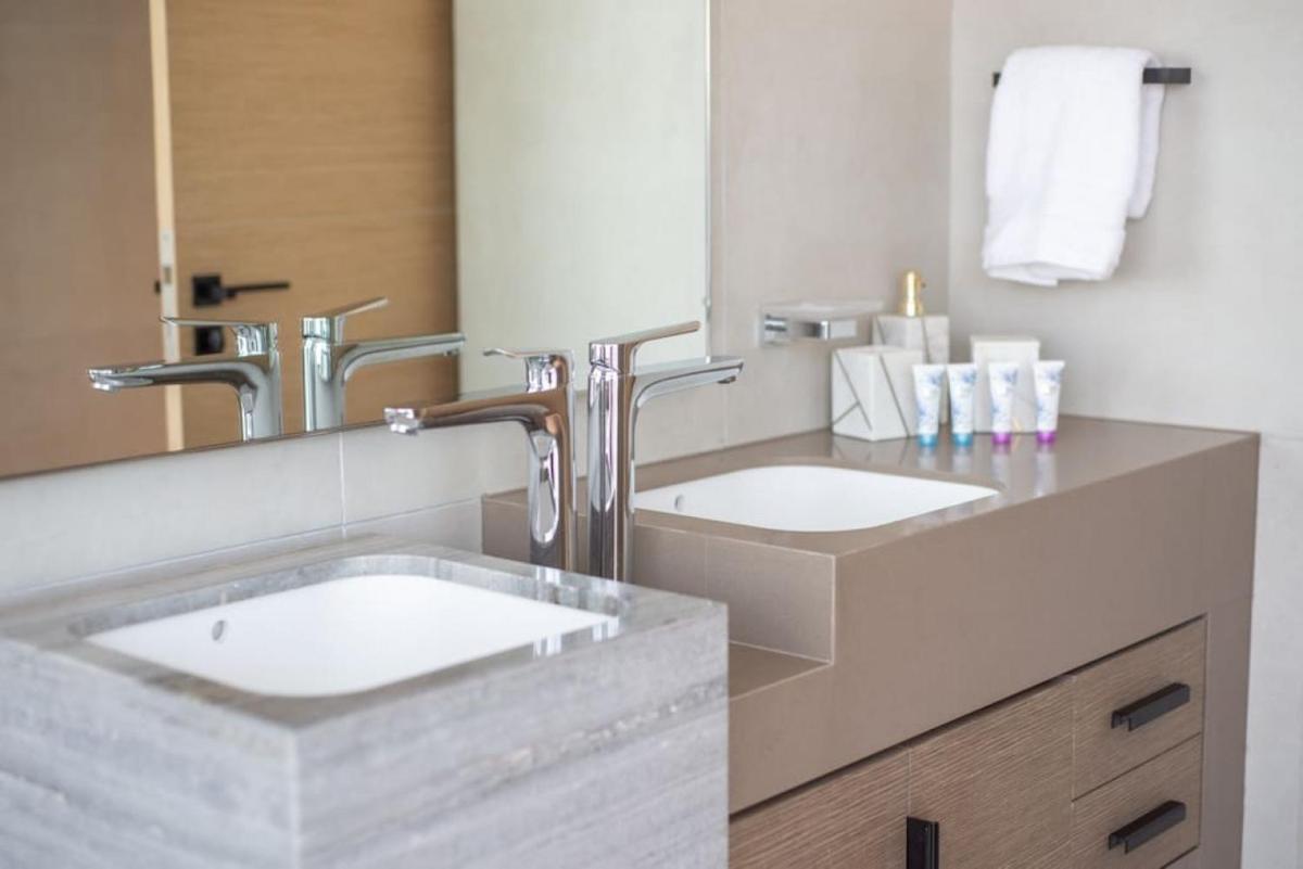 Exceptional high floor 3bed apartment by Suiteable