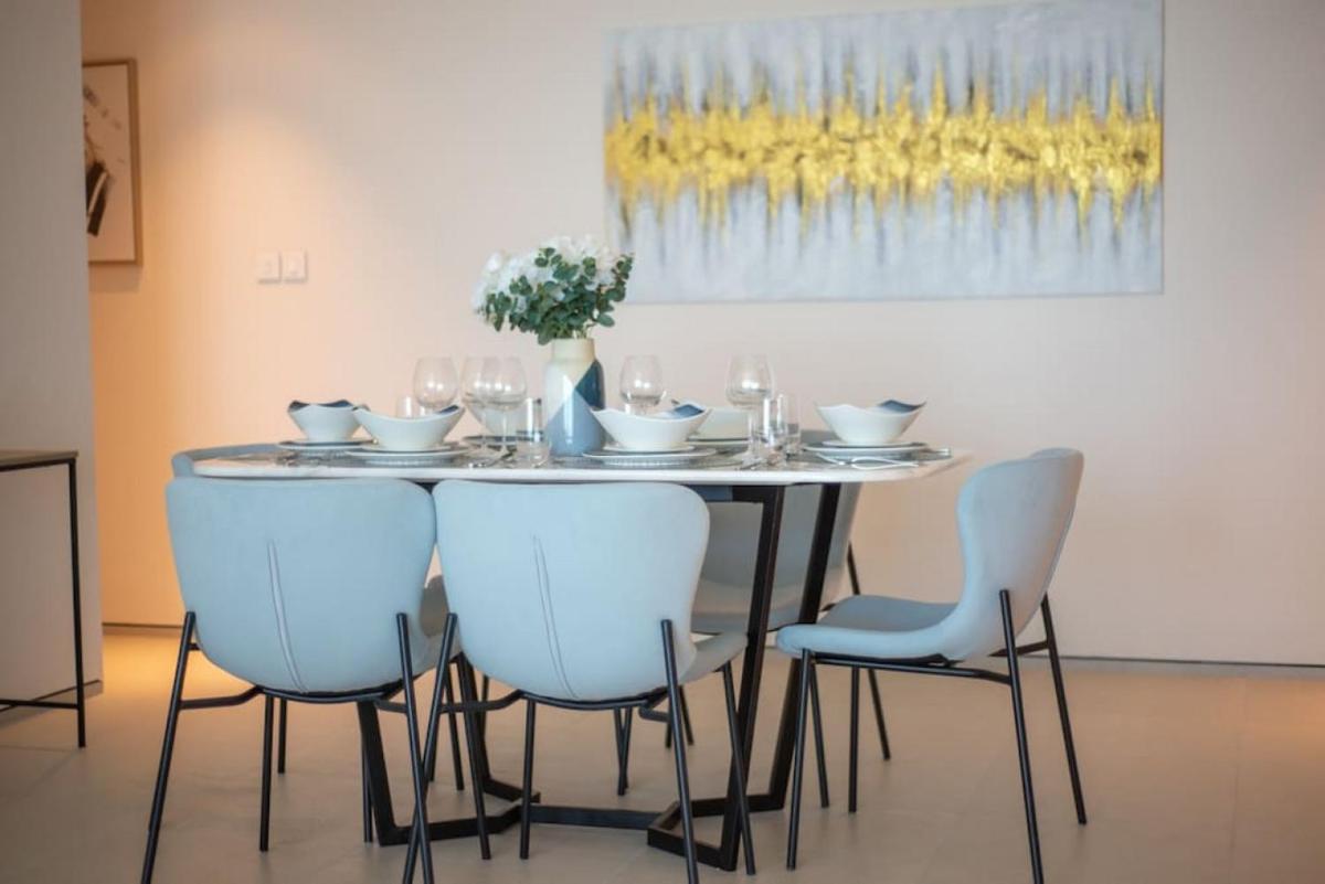 Exceptional high floor 3bed apartment by Suiteable