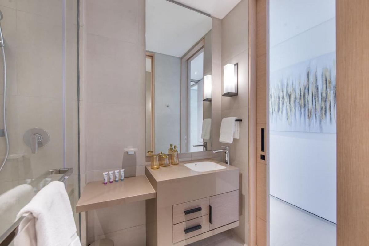 Exceptional high floor 3bed apartment by Suiteable