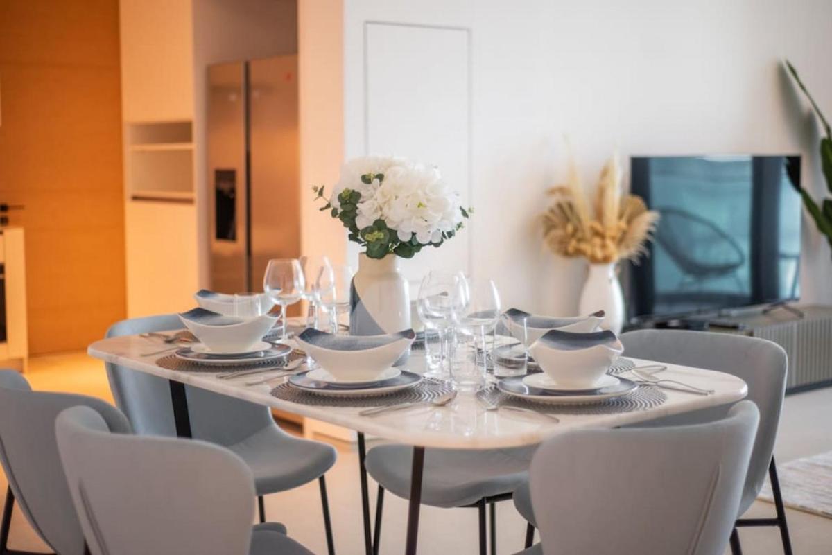 Exceptional high floor 3bed apartment by Suiteable
