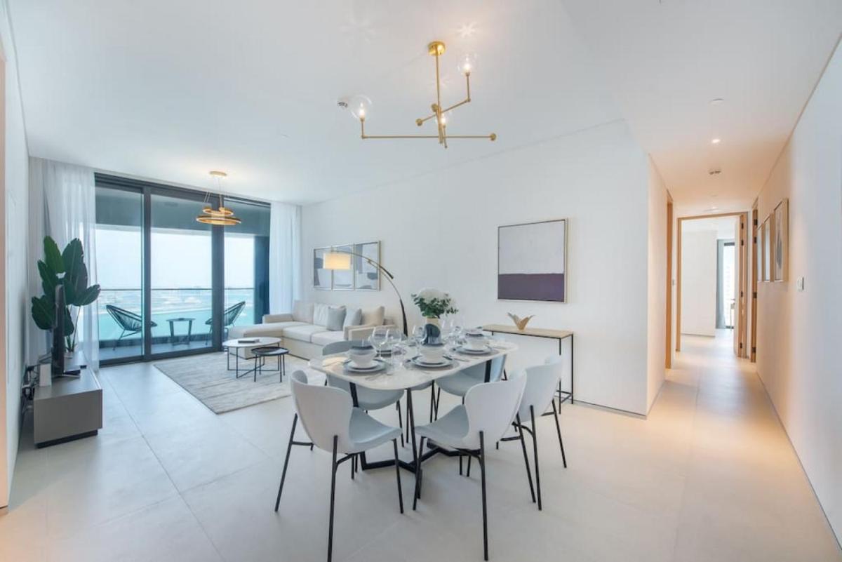 Exceptional high floor 3bed apartment by Suiteable