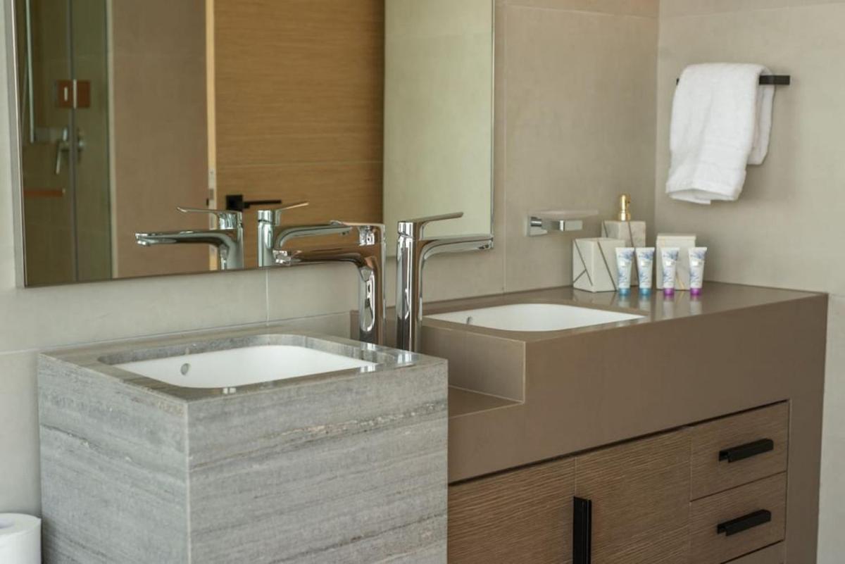 Exceptional high floor 3bed apartment by Suiteable