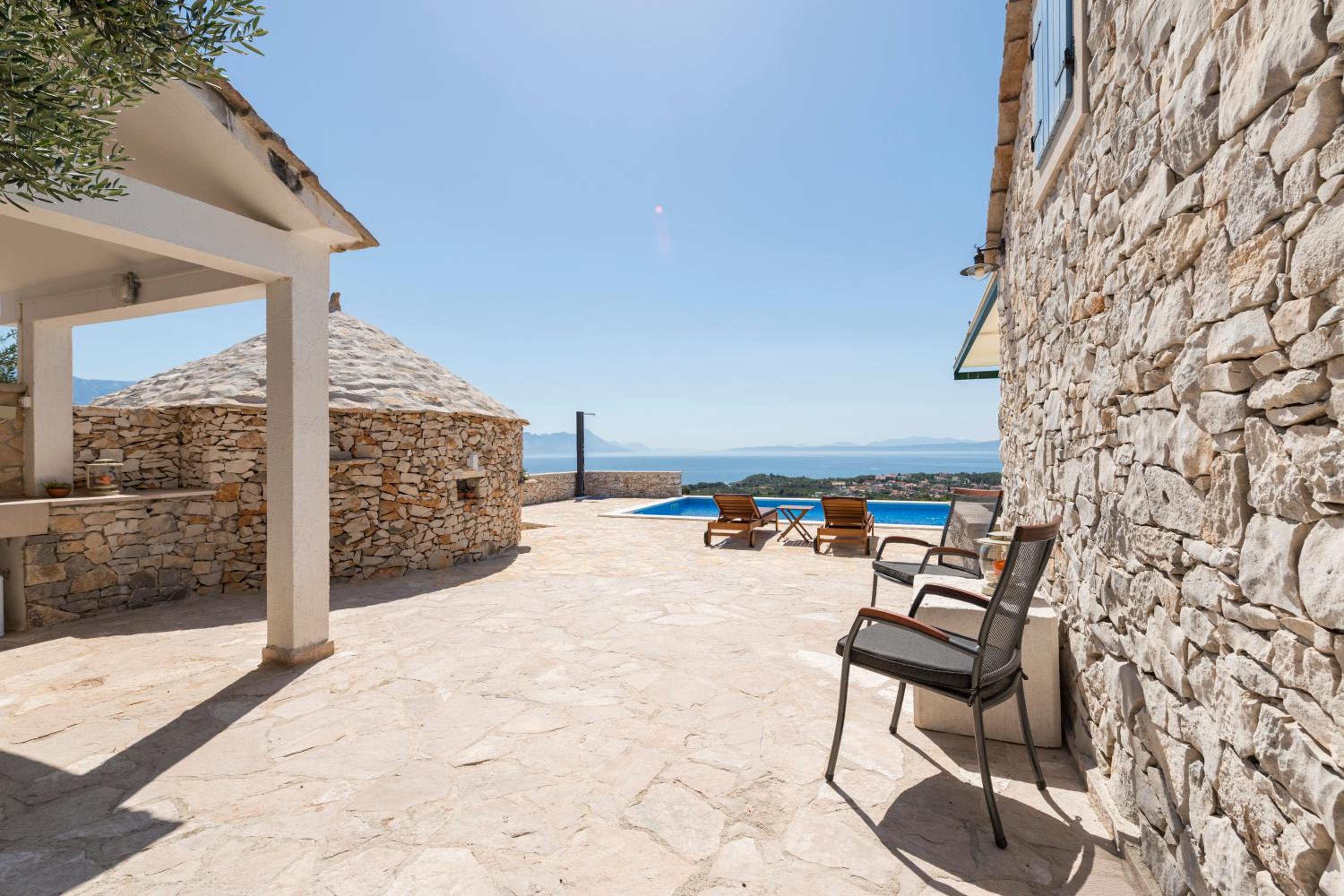 House with a swimming pool - Olive Grove Sumartin view 2