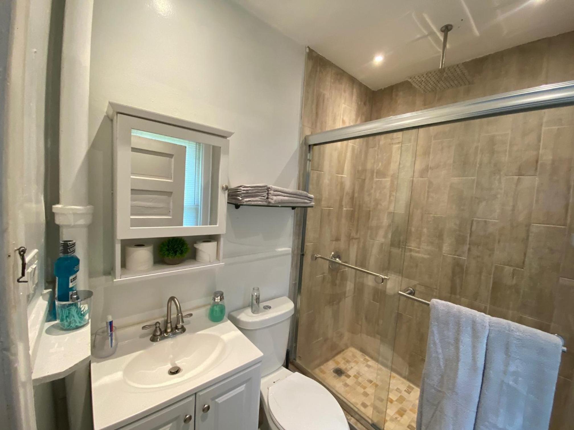 Newburgh Vacations - Lovely 2 Bedroom Cottage Just Off Orange Lake! - Property Image 3