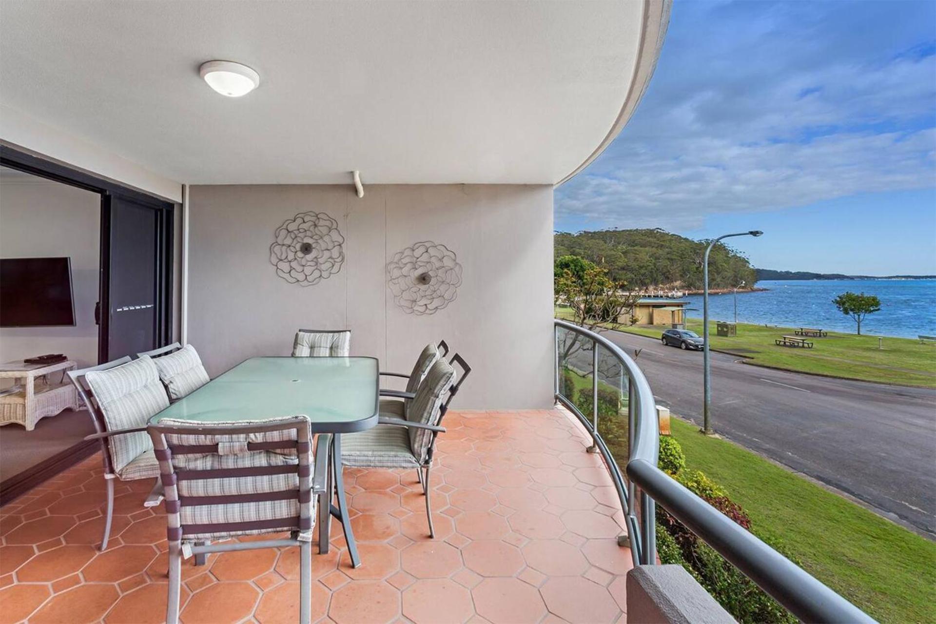Florentine, 8 11 Columbia Close - opposite the beach with Air con and water views