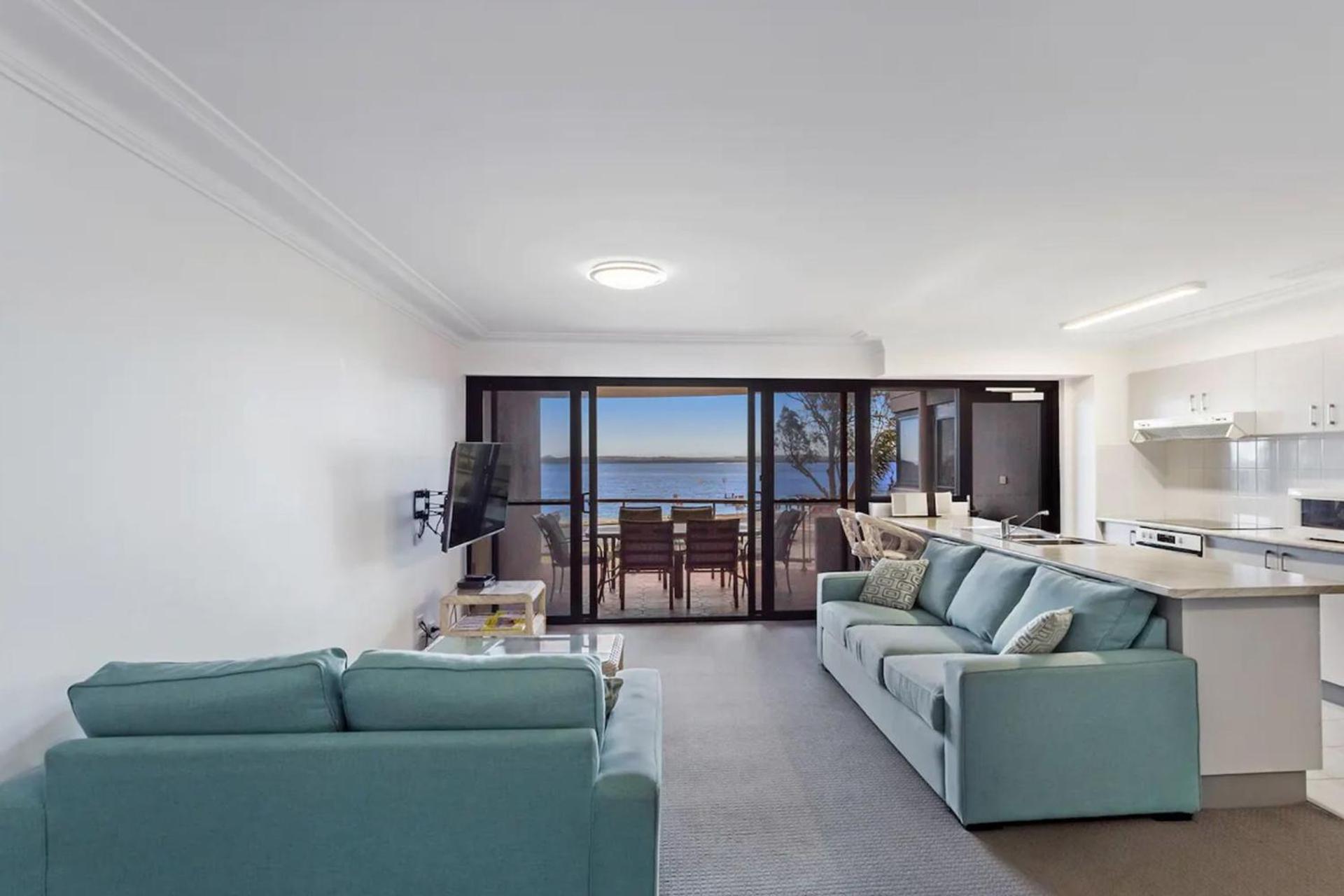Florentine, 8 11 Columbia Close - opposite the beach with Air con and water views