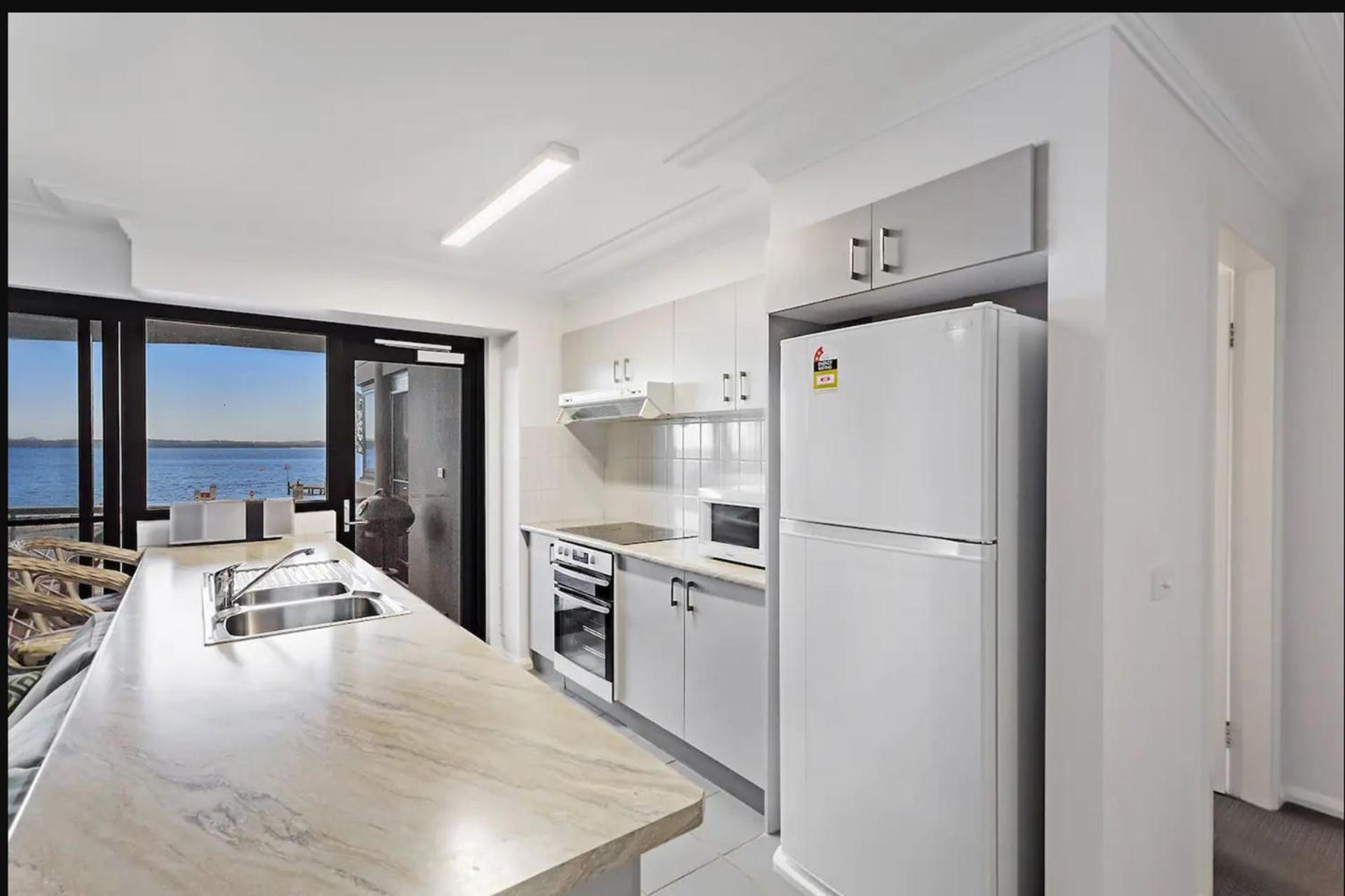 Florentine, 8 11 Columbia Close - opposite the beach with Air con and water views