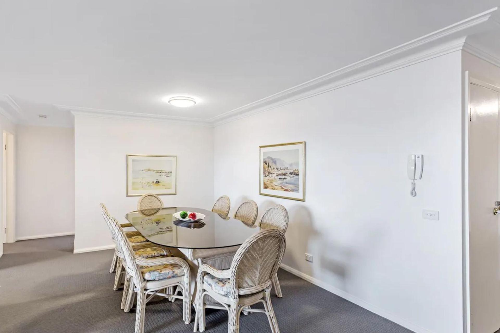 Florentine, 8 11 Columbia Close - opposite the beach with Air con and water views