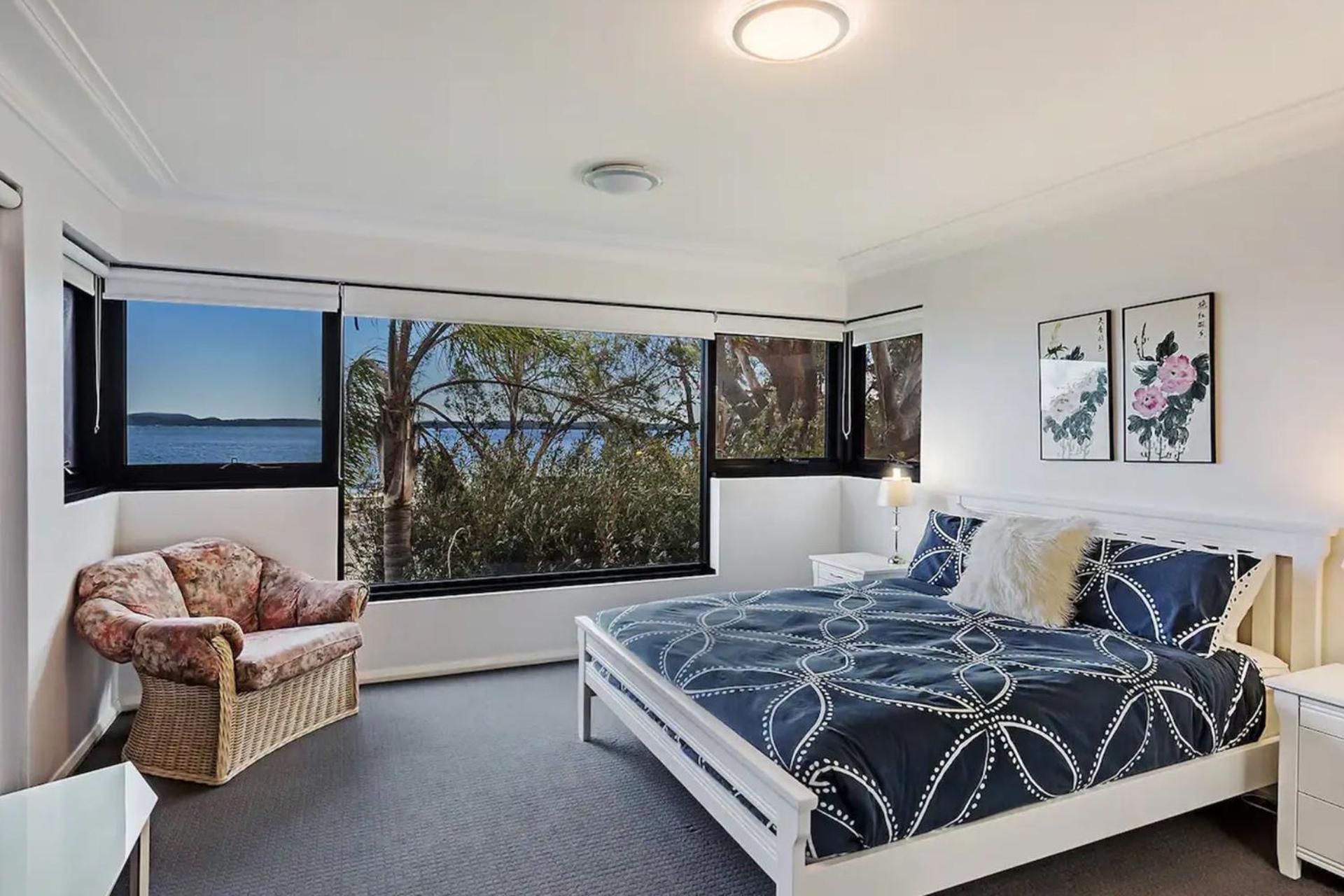 Florentine, 8 11 Columbia Close - opposite the beach with Air con and water views