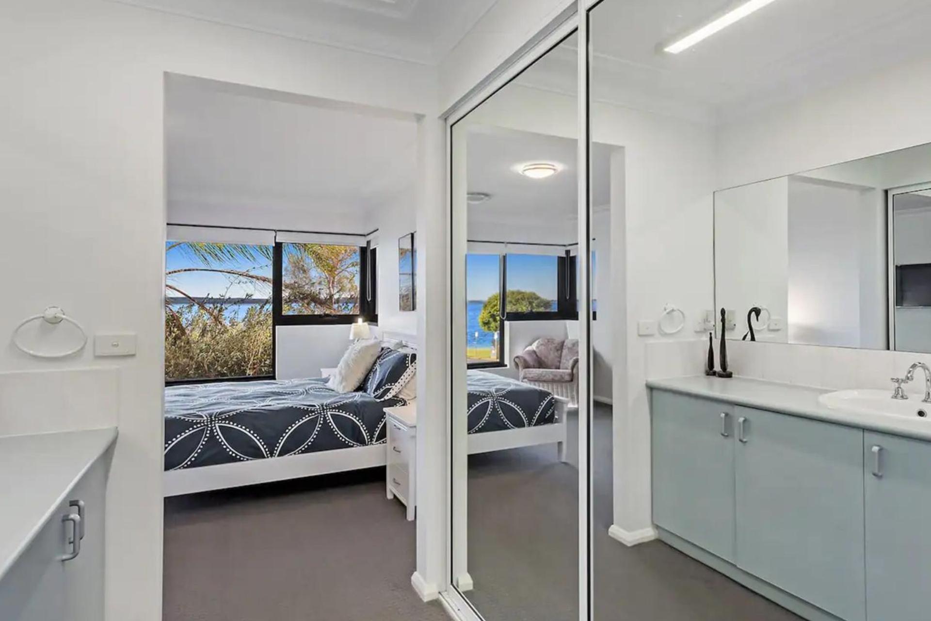 Florentine, 8 11 Columbia Close - opposite the beach with Air con and water views