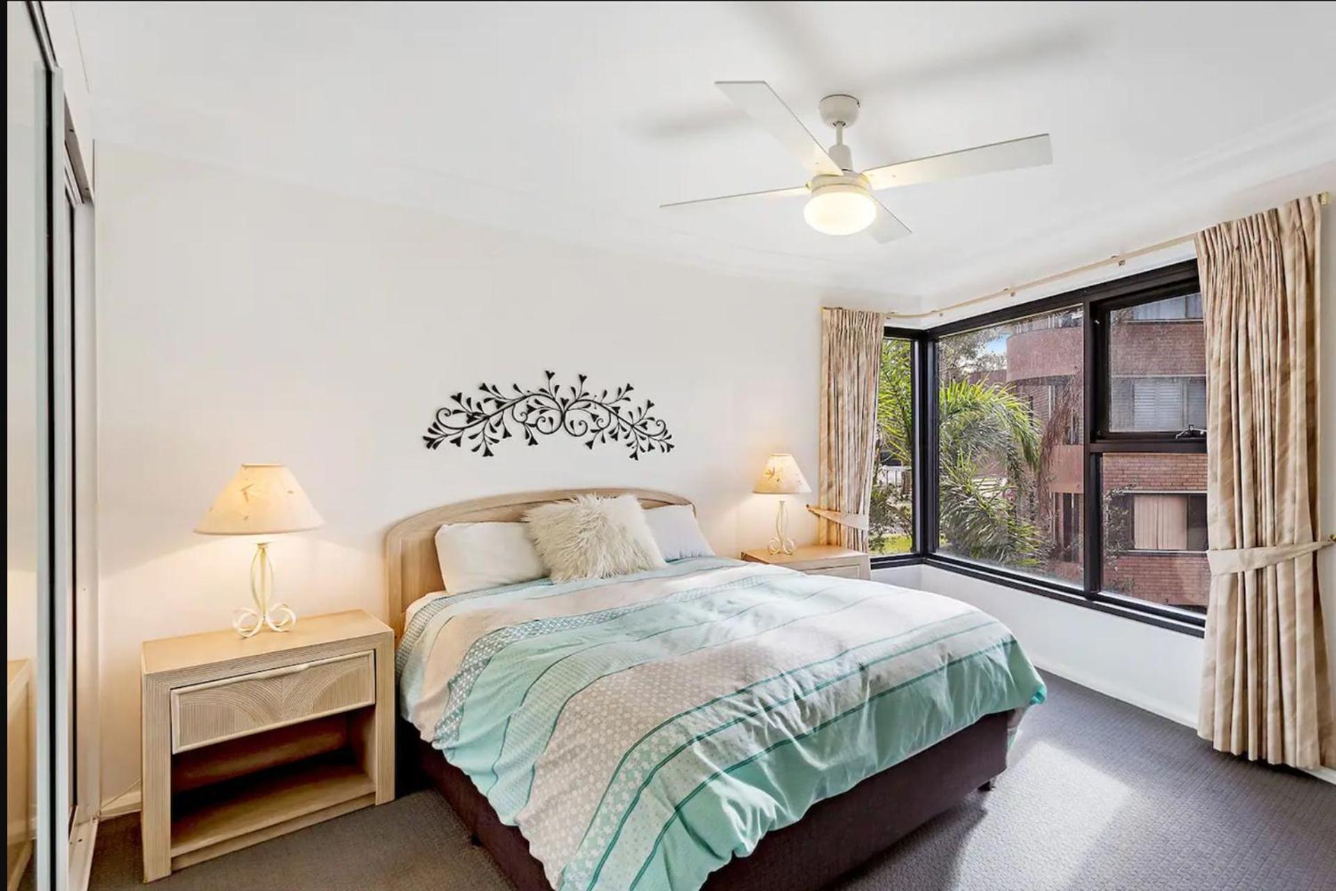 Florentine, 8 11 Columbia Close - opposite the beach with Air con and water views