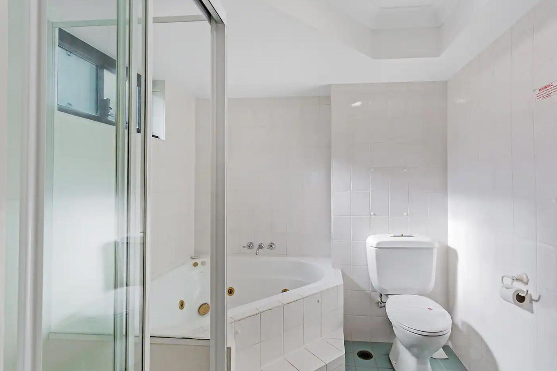 Florentine, 8 11 Columbia Close - opposite the beach with Air con and water views