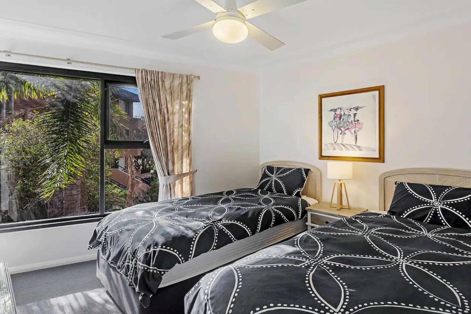 Florentine, 8 11 Columbia Close - opposite the beach with Air con and water views