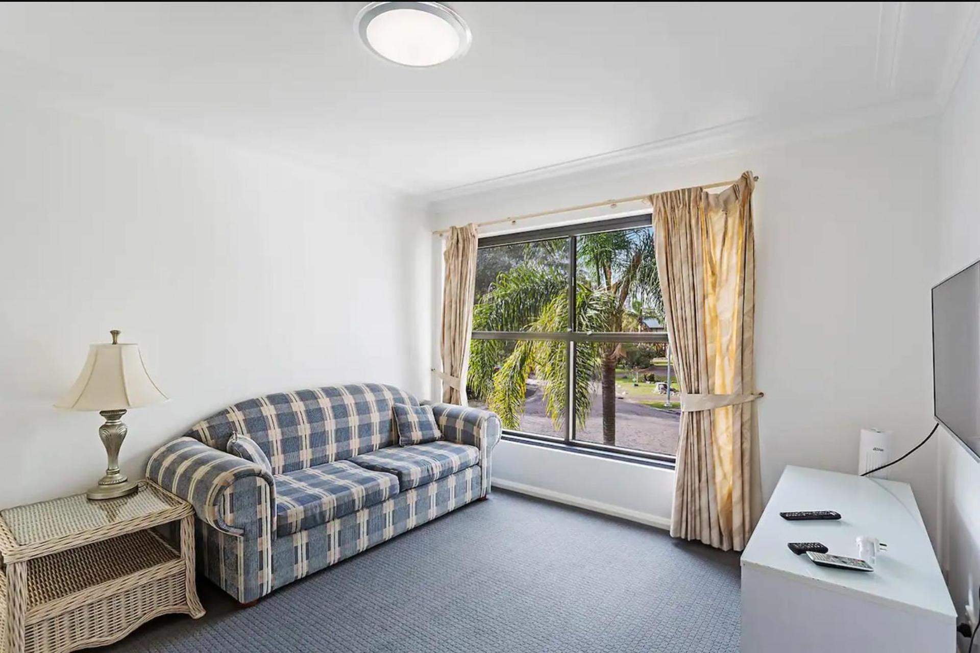 Florentine, 8 11 Columbia Close - opposite the beach with Air con and water views