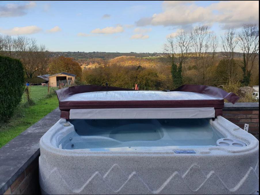 maison au bord du bois toute équipée avec jaccuzzi