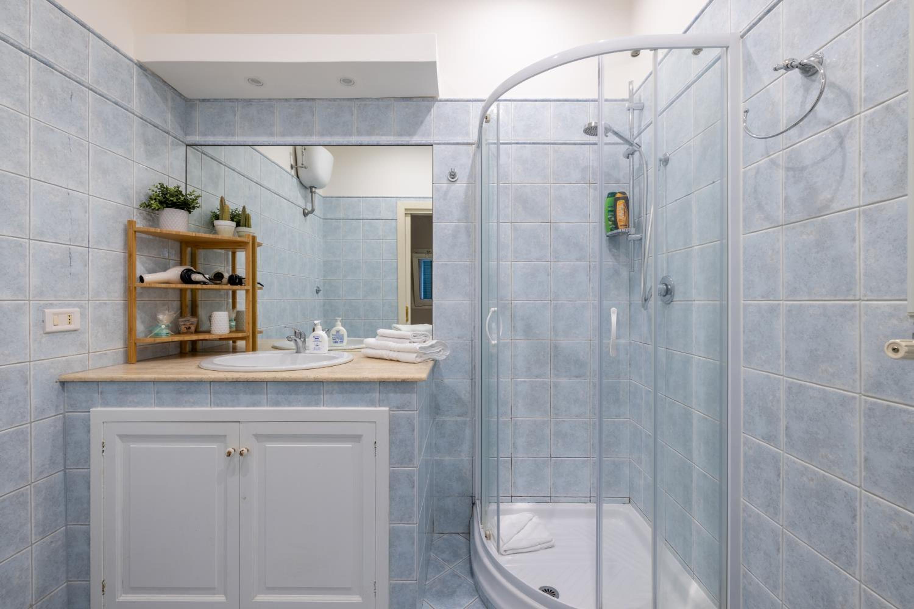 Charming apartment with patio a few steps from Colosseum