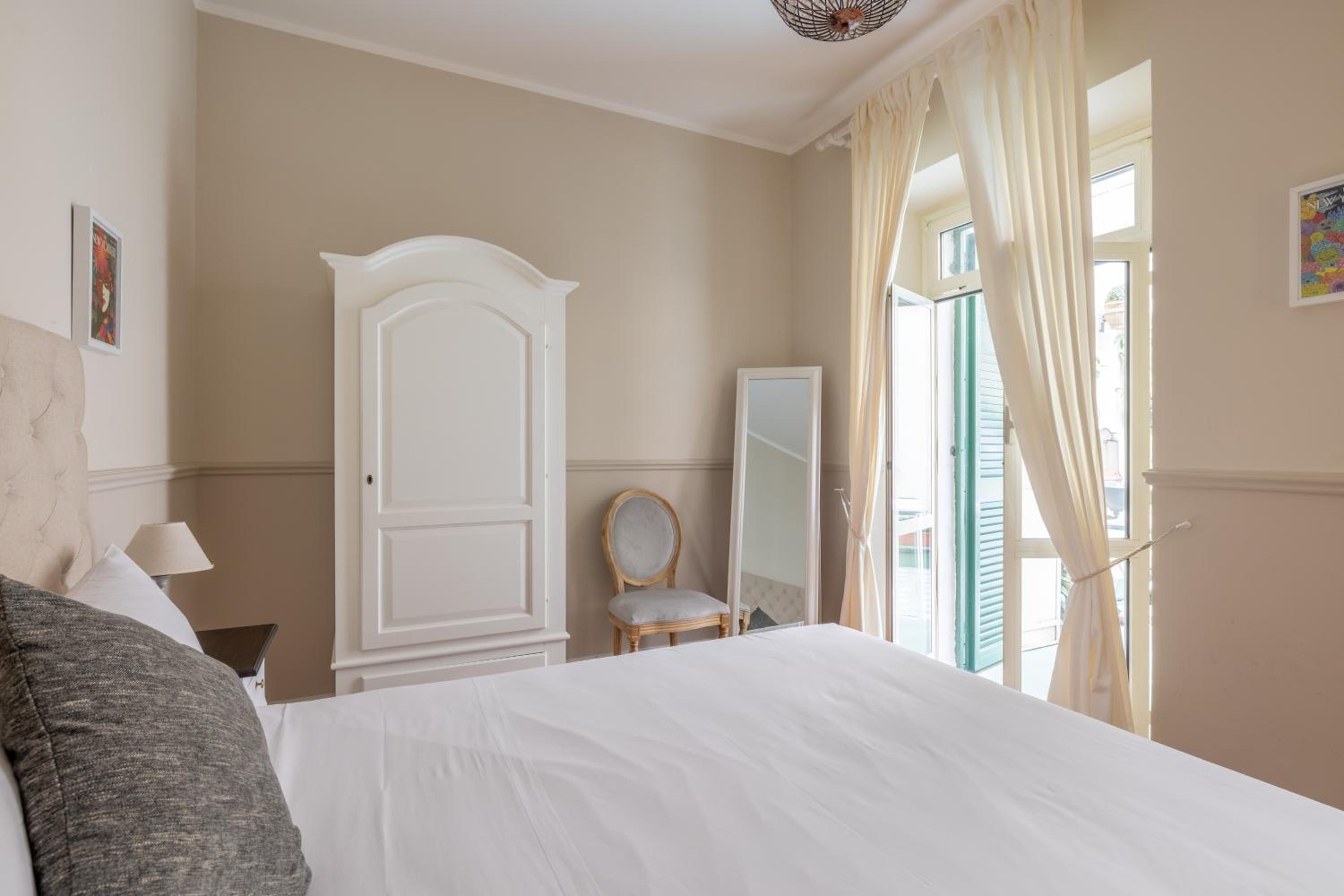 Charming apartment with patio a few steps from Colosseum