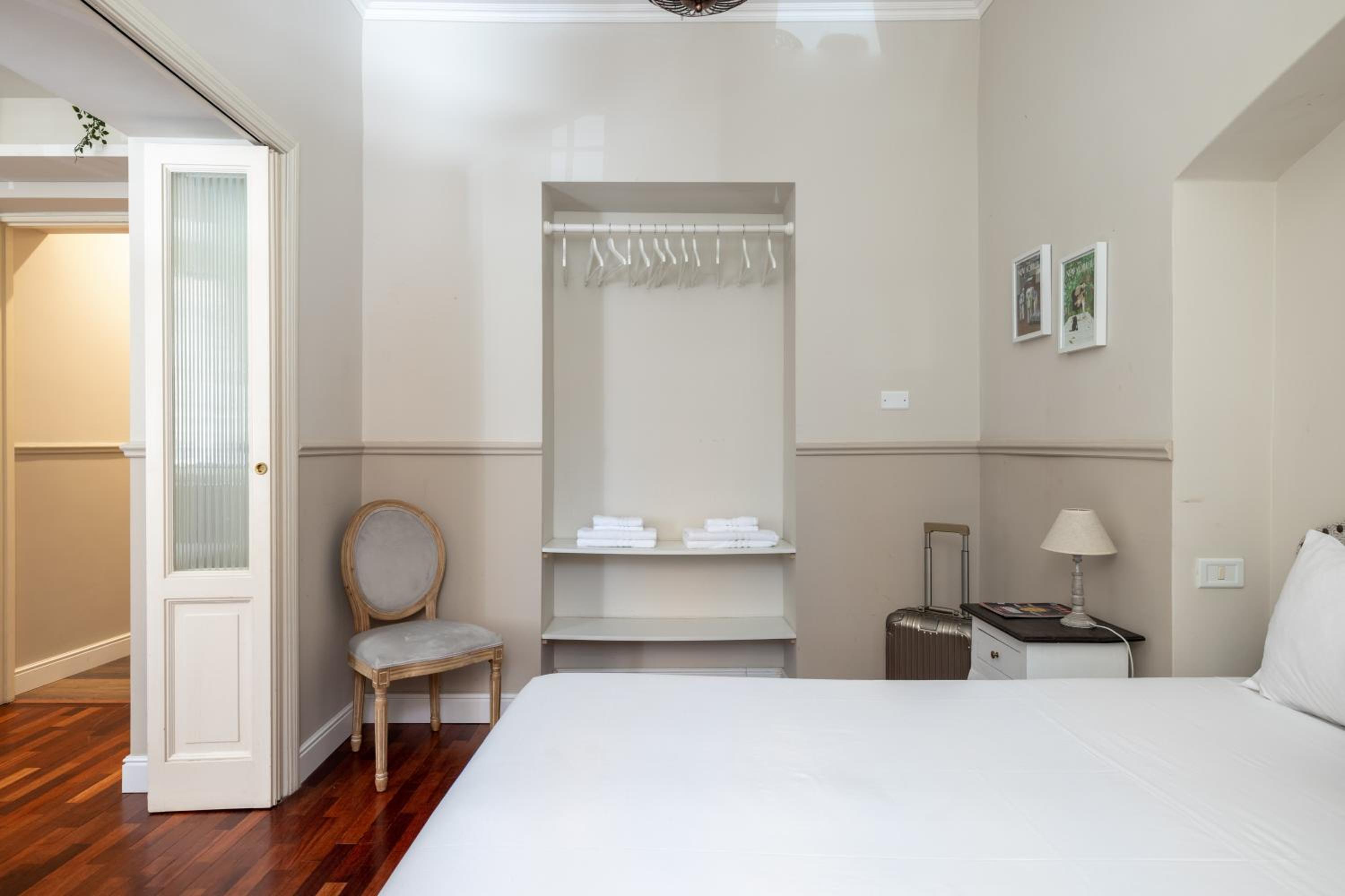 Charming apartment with patio a few steps from Colosseum