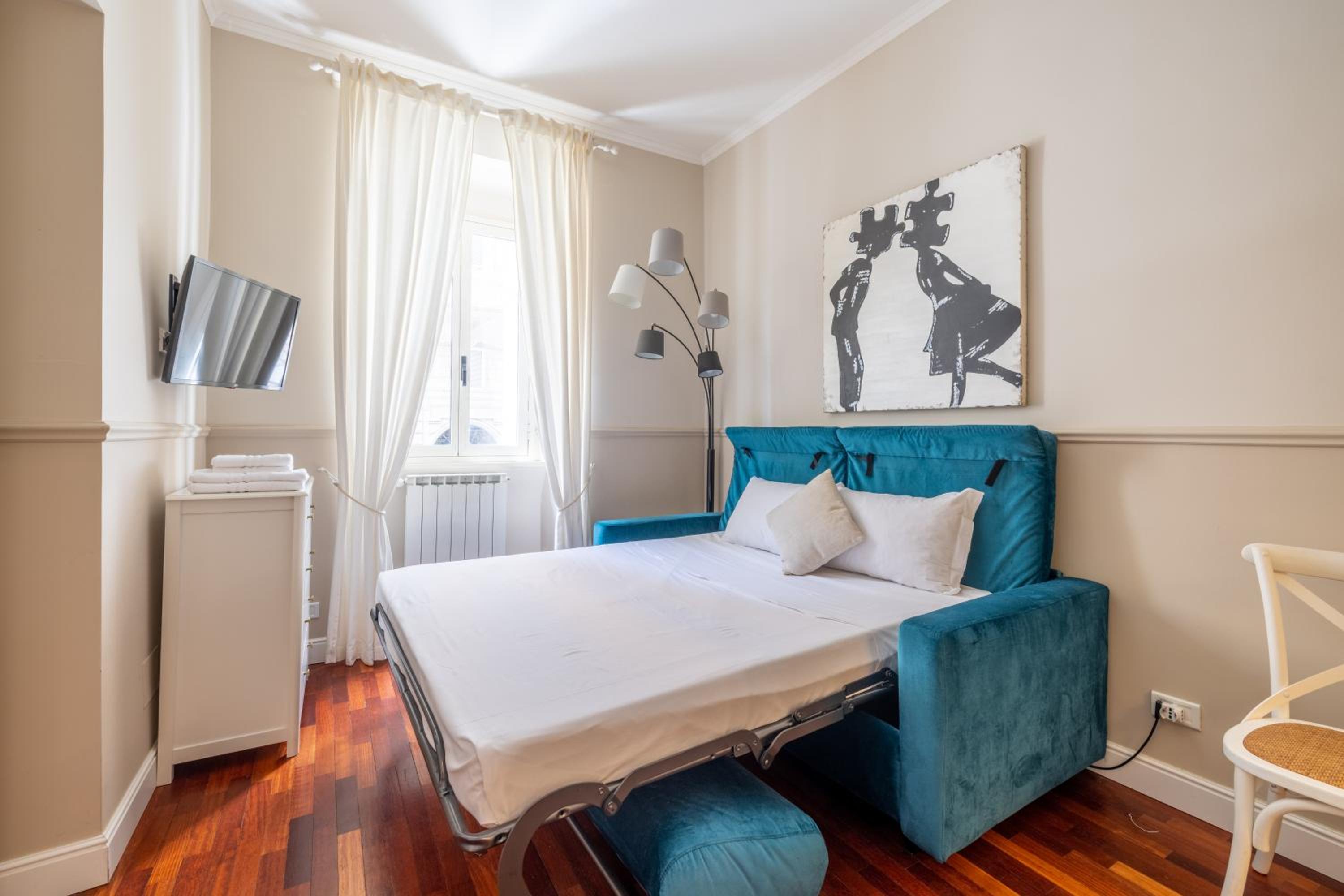 Charming apartment with patio a few steps from Colosseum