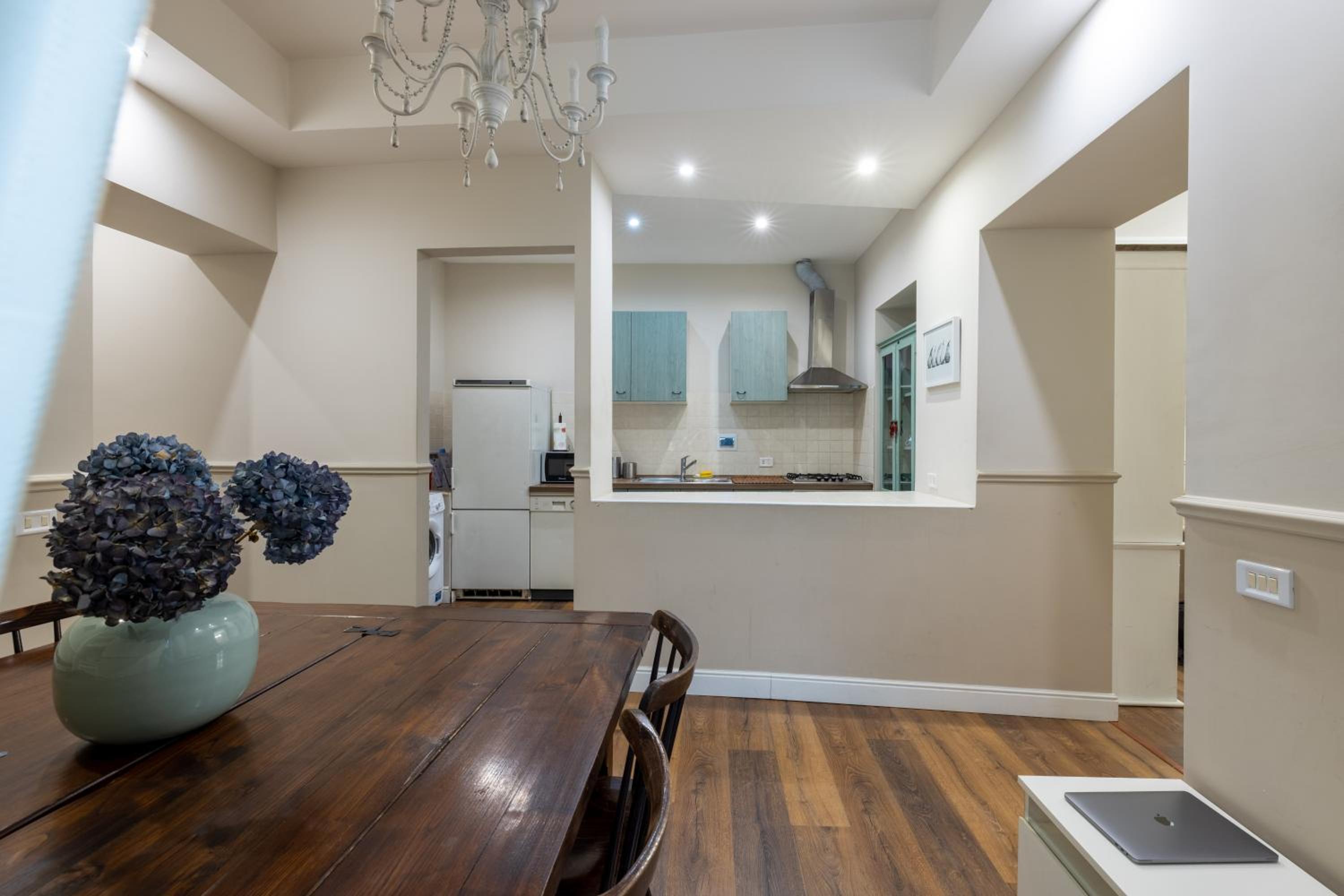 Charming apartment with patio a few steps from Colosseum