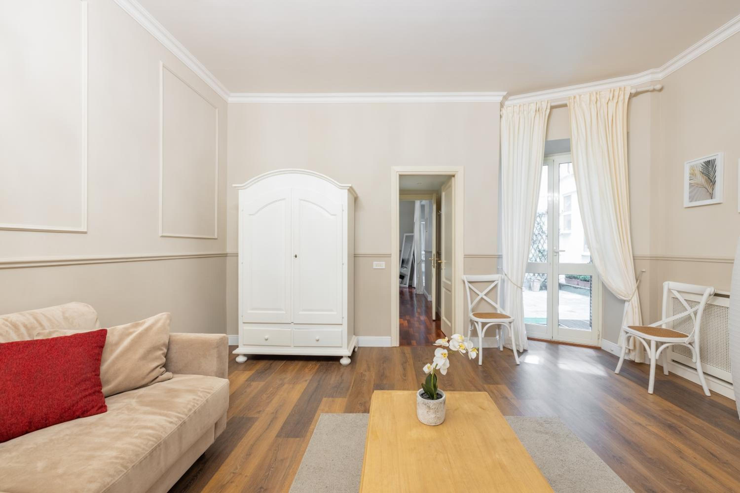 Charming apartment with patio a few steps from Colosseum