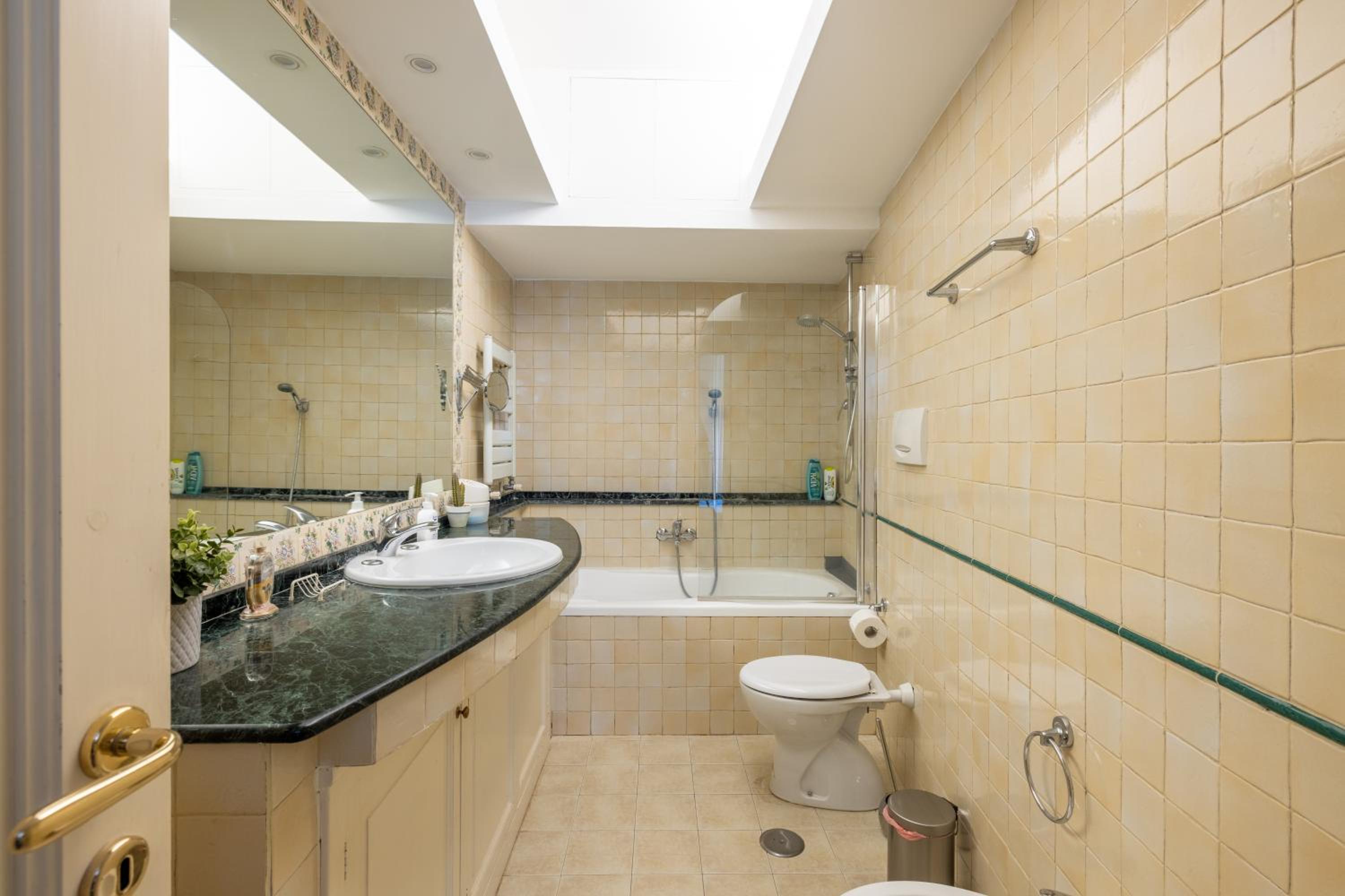 Charming apartment with patio a few steps from Colosseum