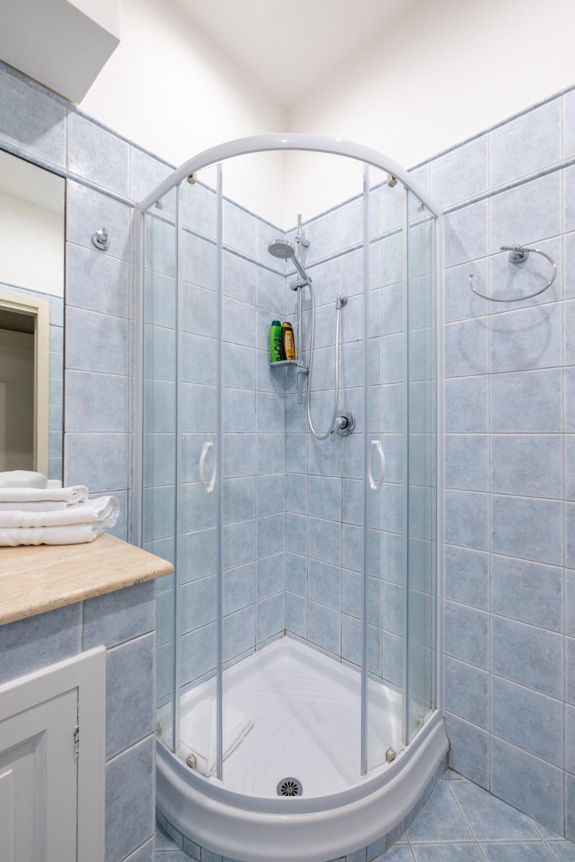 Charming apartment with patio a few steps from Colosseum