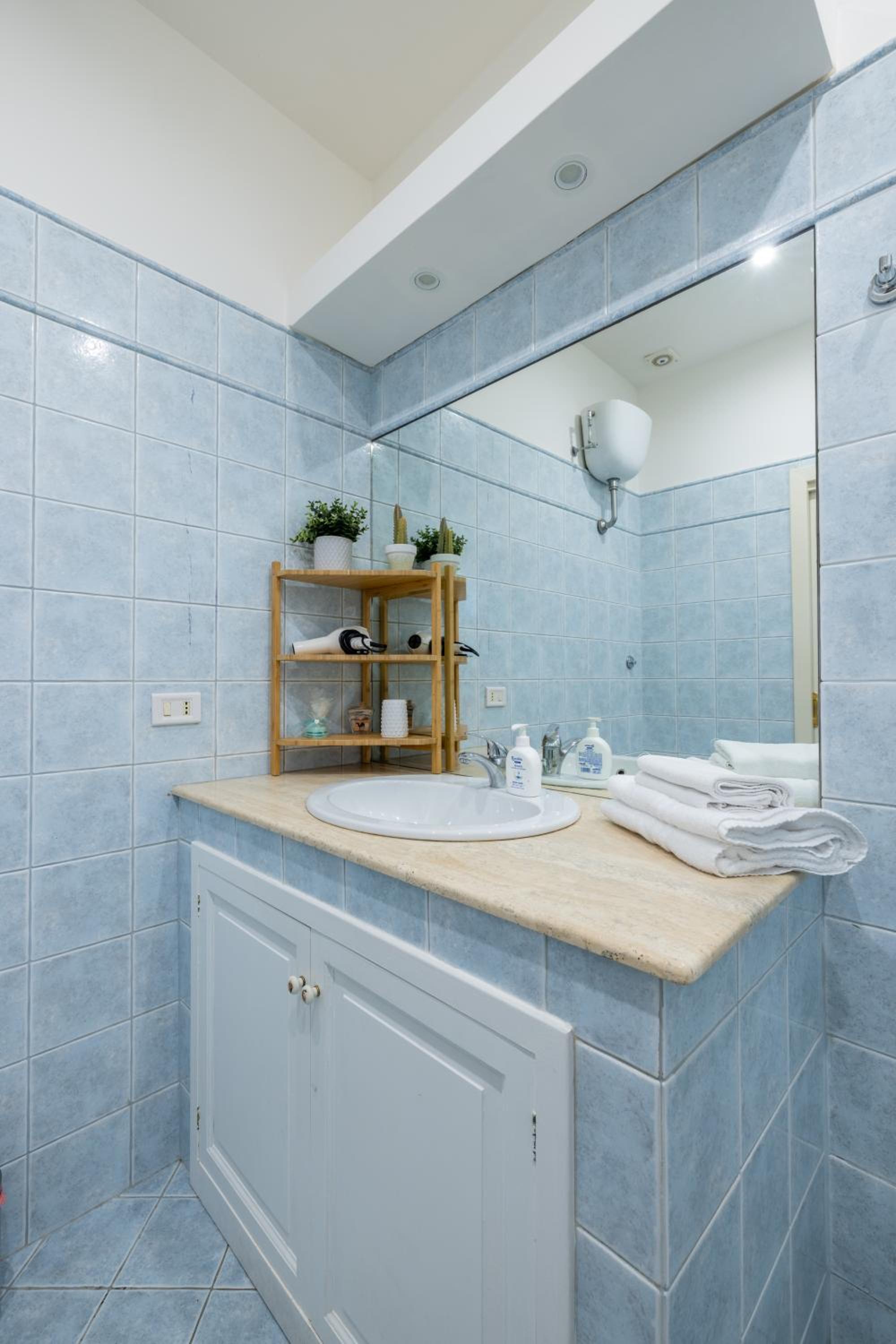 Charming apartment with patio a few steps from Colosseum