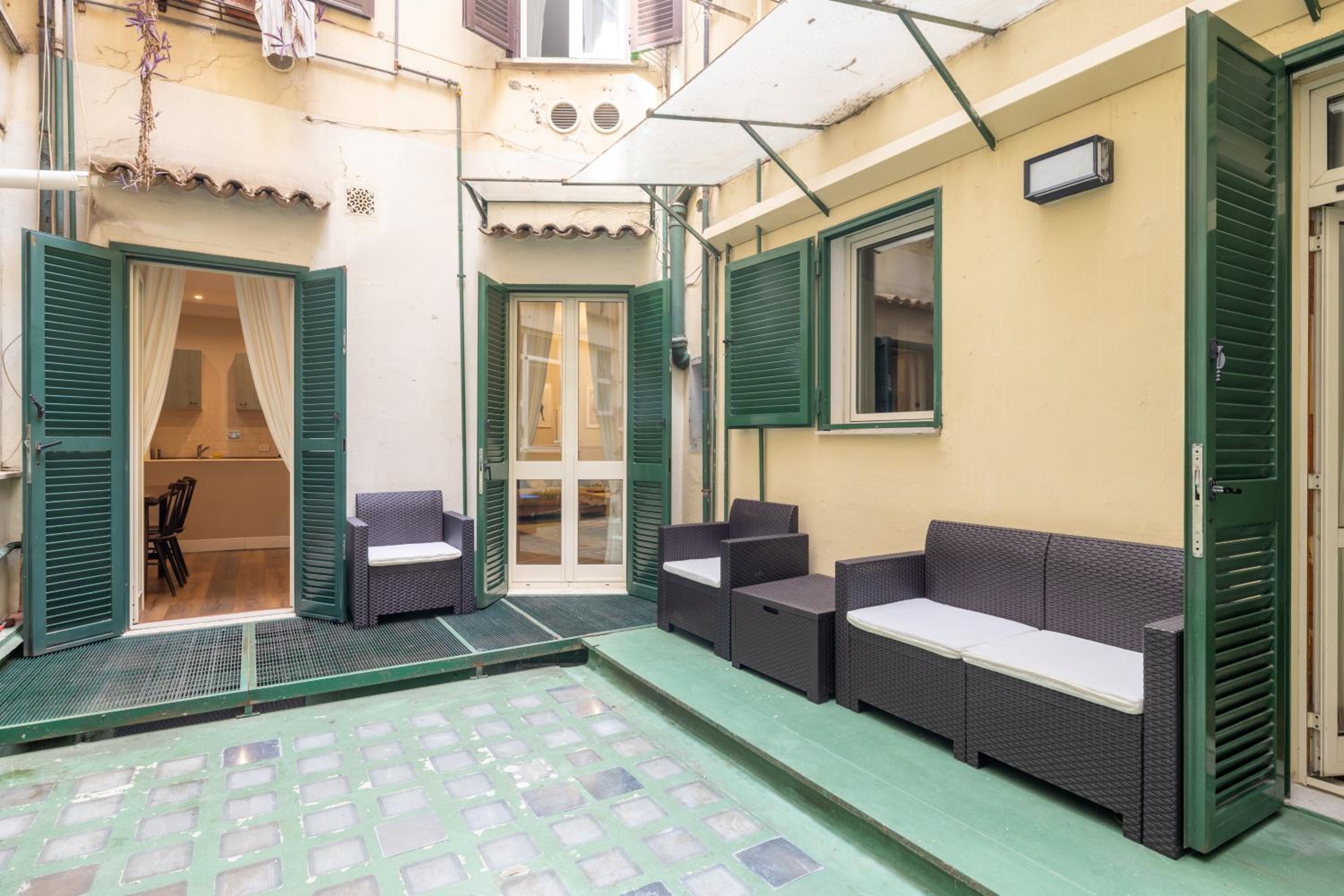 Charming apartment with patio a few steps from Colosseum