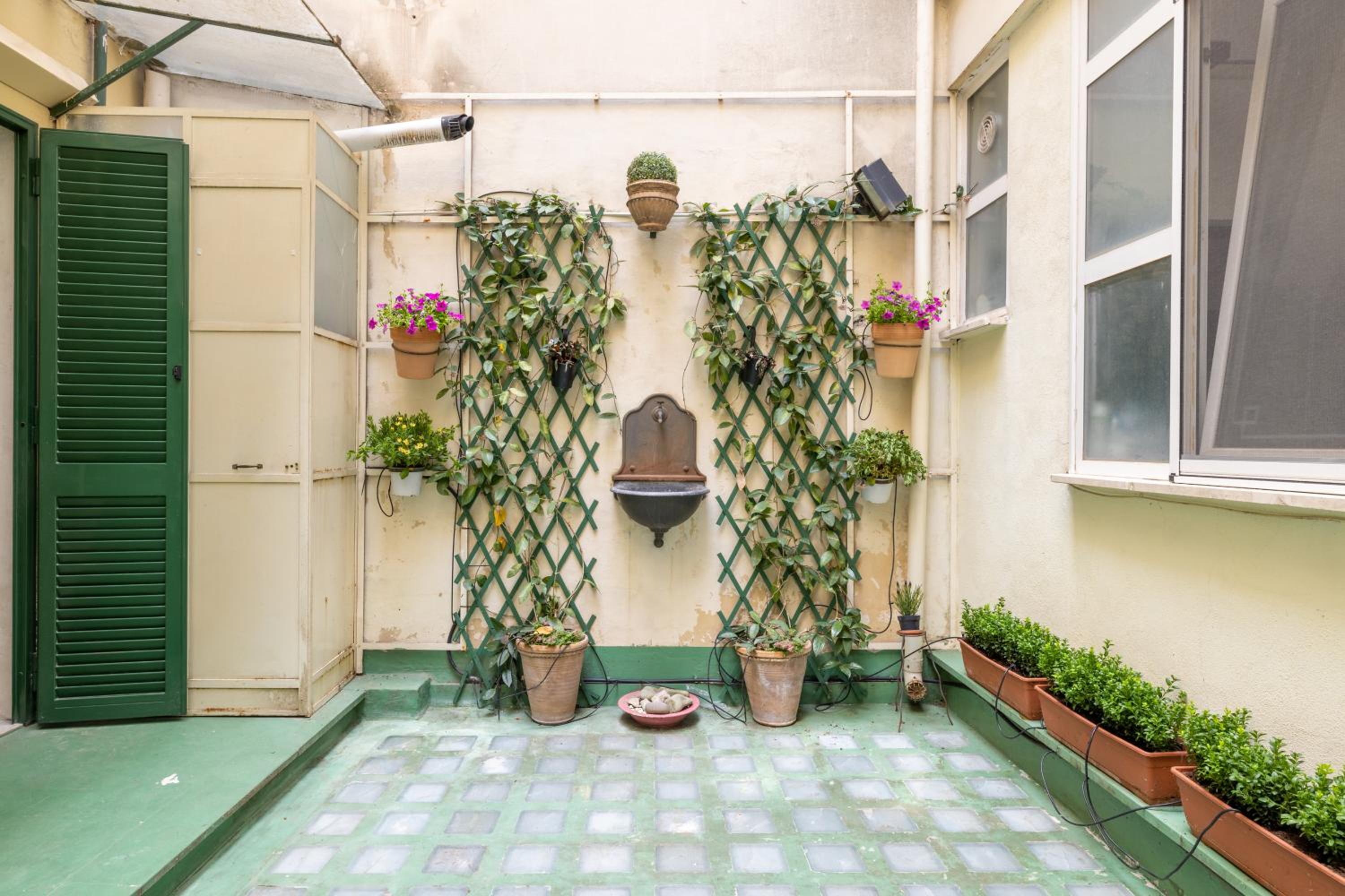 Charming apartment with patio a few steps from Colosseum