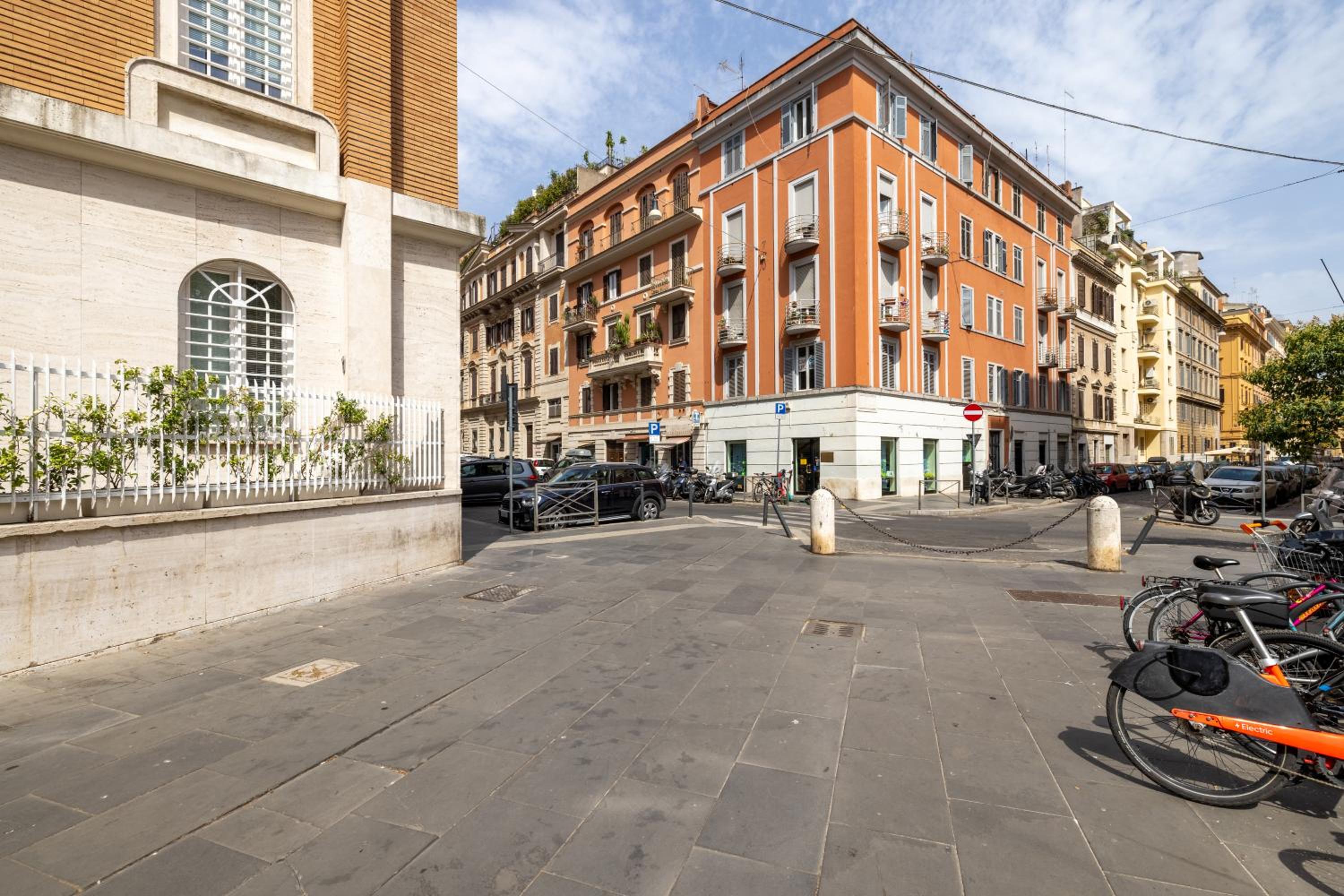 Charming apartment with patio a few steps from Colosseum