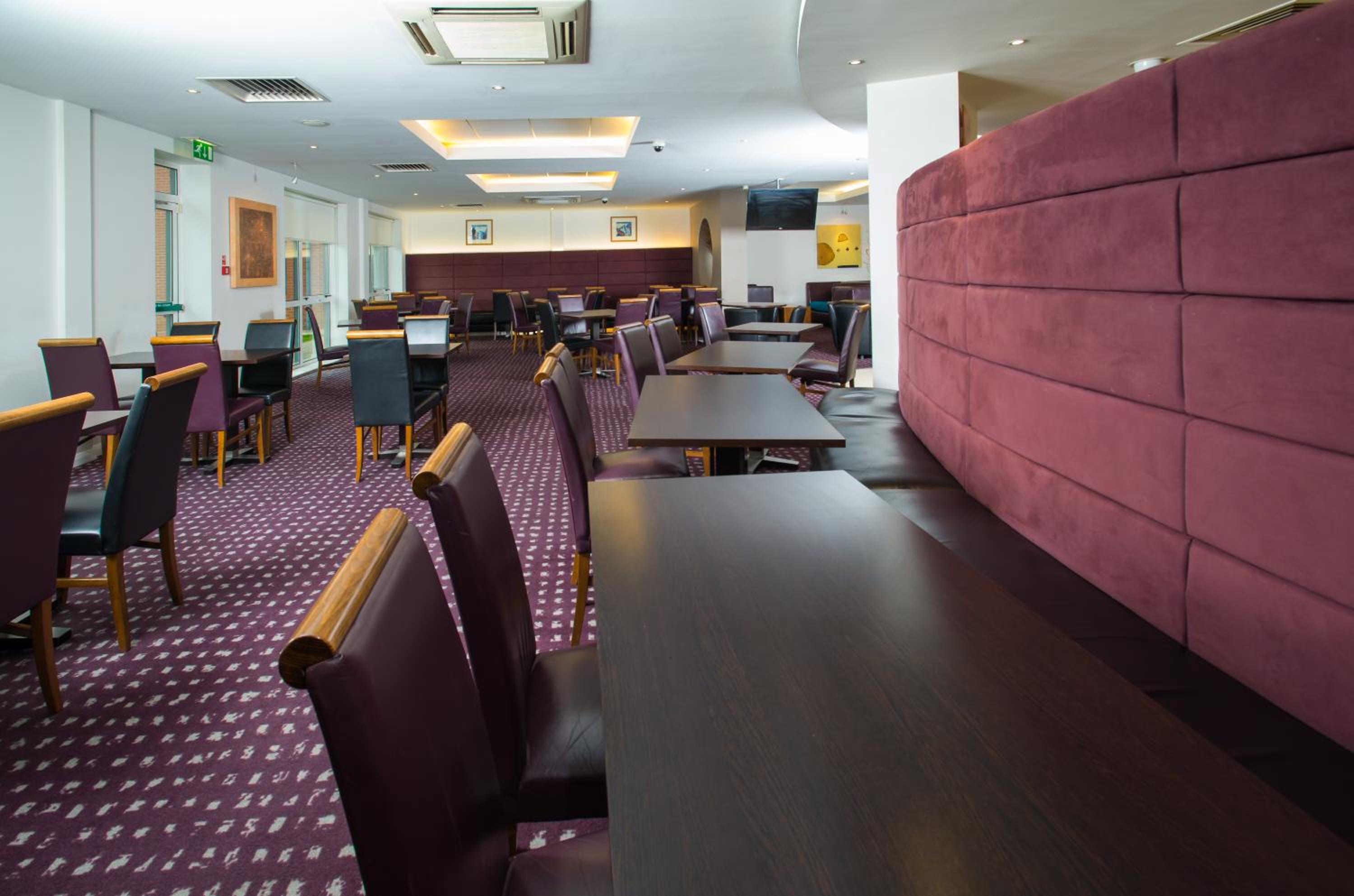 Bedford Vacations - Holiday Inn Express Bedford, an IHG Hotel - Property Image 2