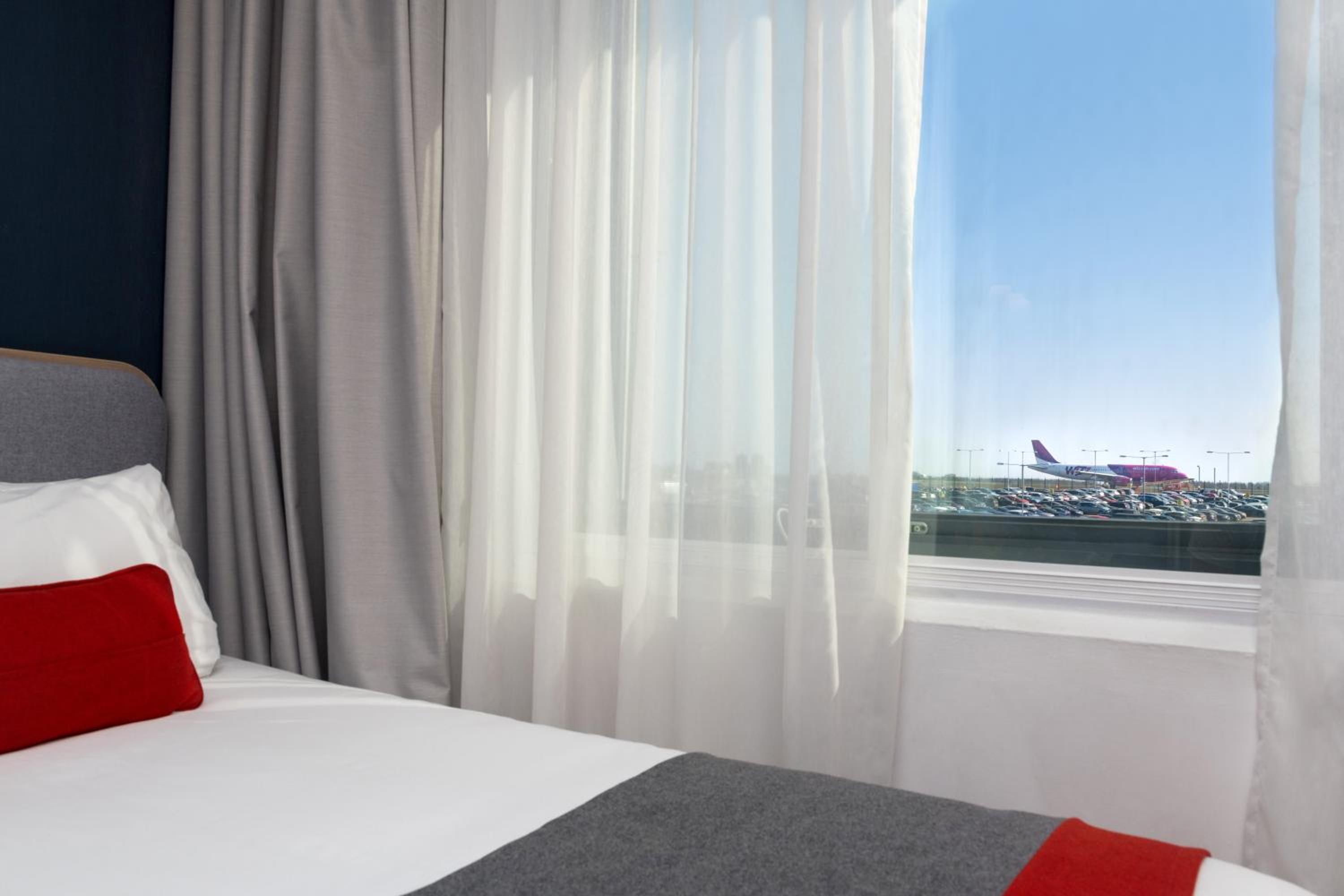 Luton Vacations - Holiday Inn Express London Luton Airport, an IHG Hotel - Property Image 3