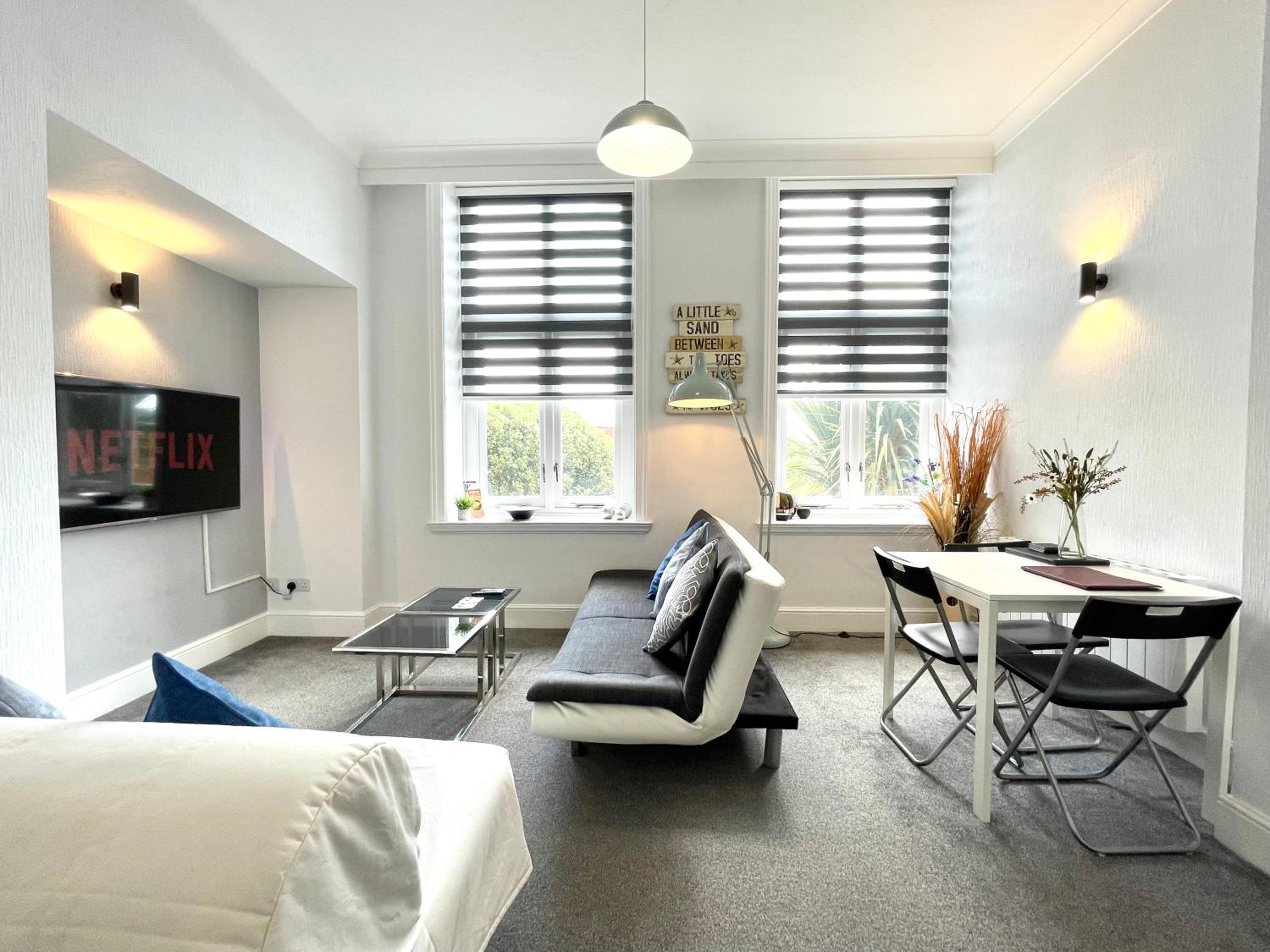 Modern Family Apartment FREE Parking and Gym by Beach view 3