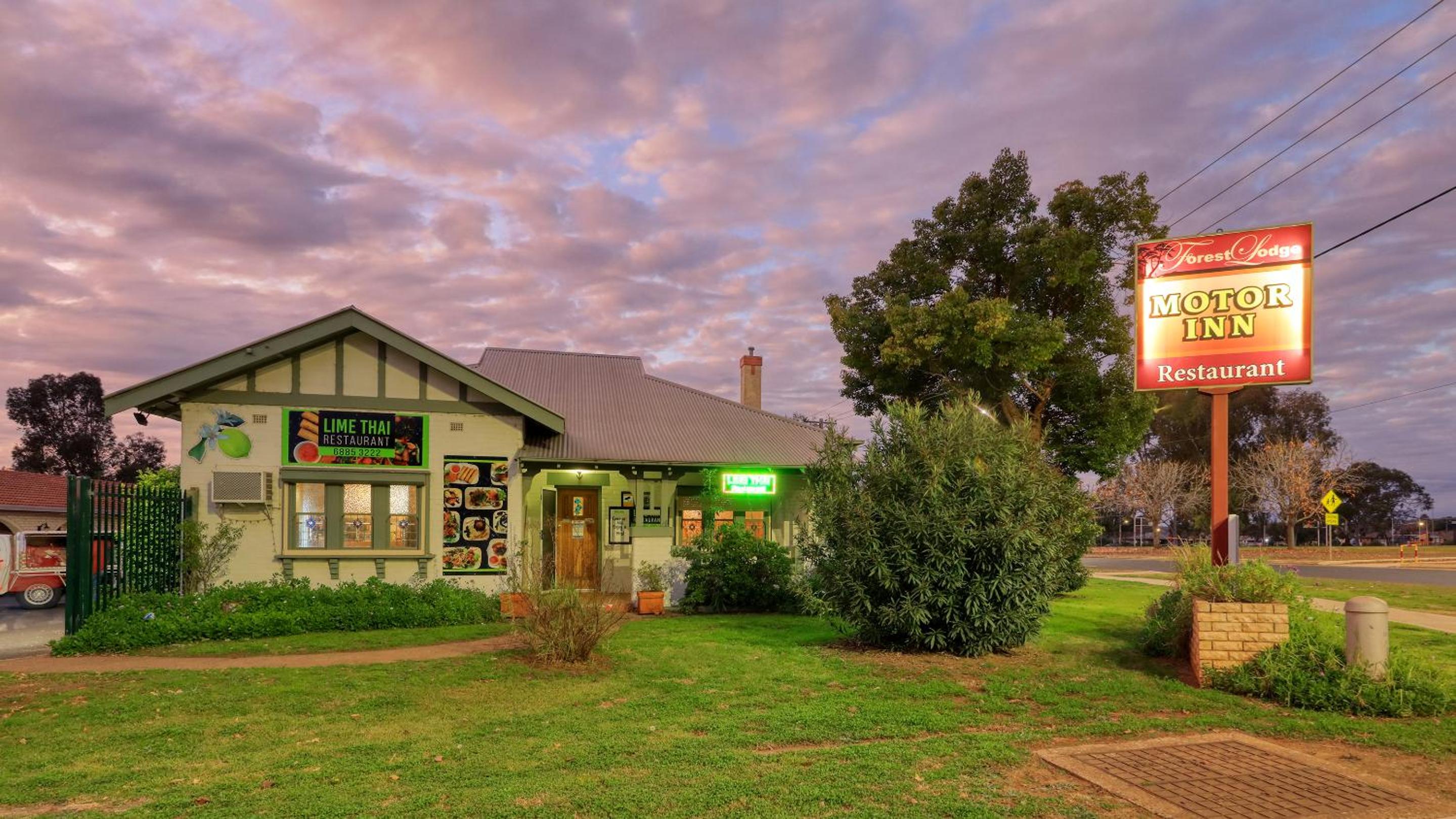 Forest Lodge Motor Inn & Restaurant