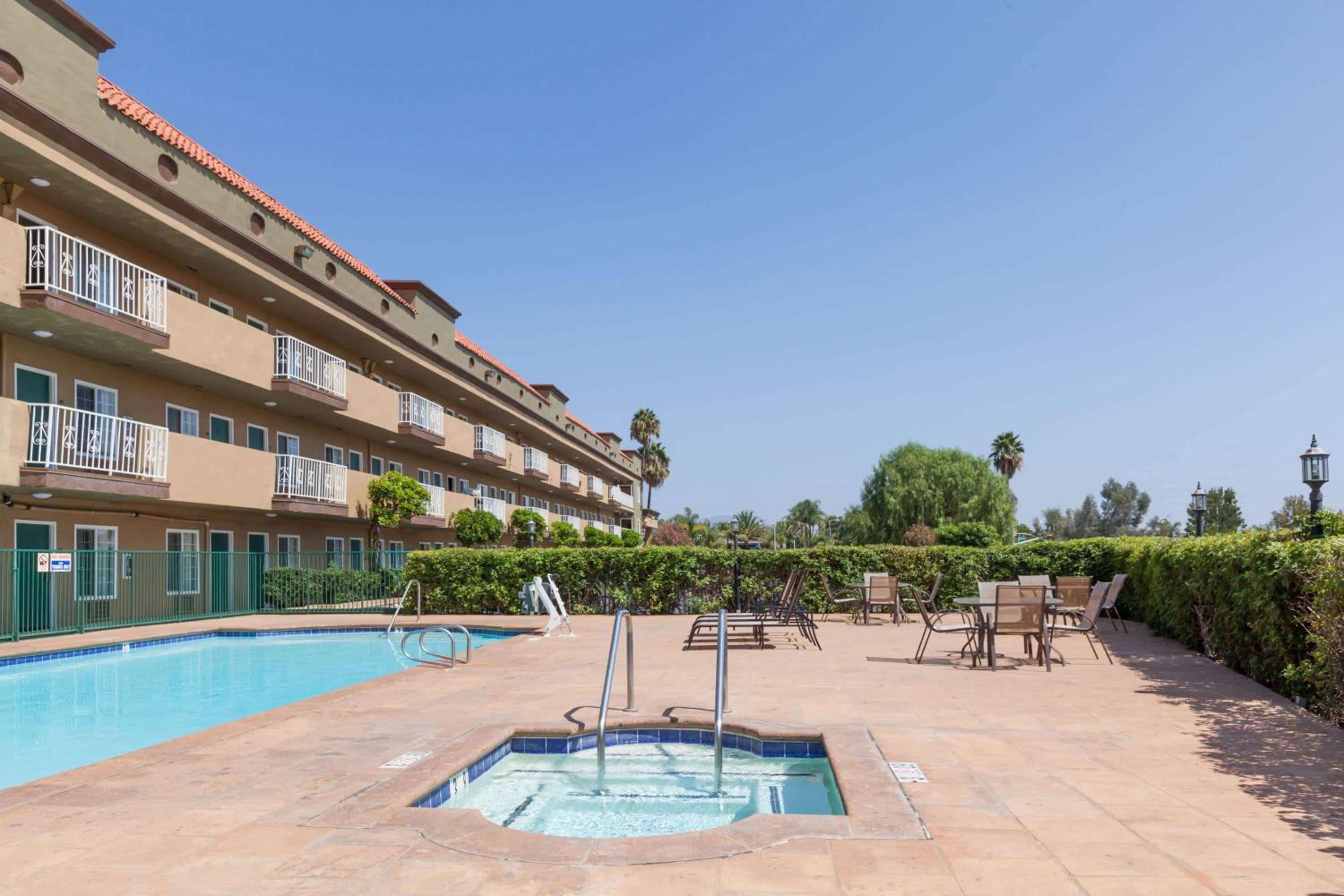 Travelodge by Wyndham Sylmar CA - Property Image 13