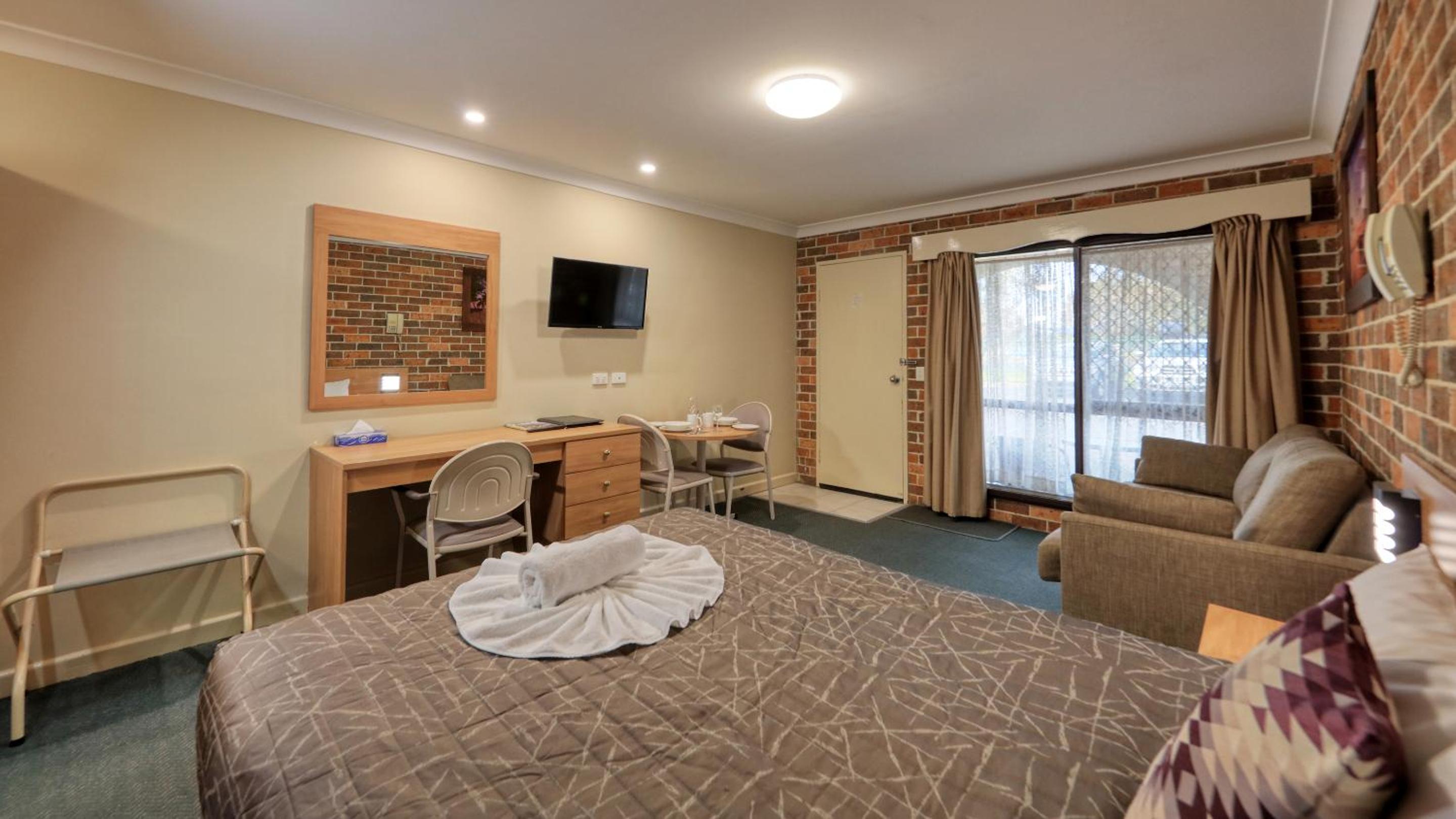 Forest Lodge Motor Inn & Restaurant