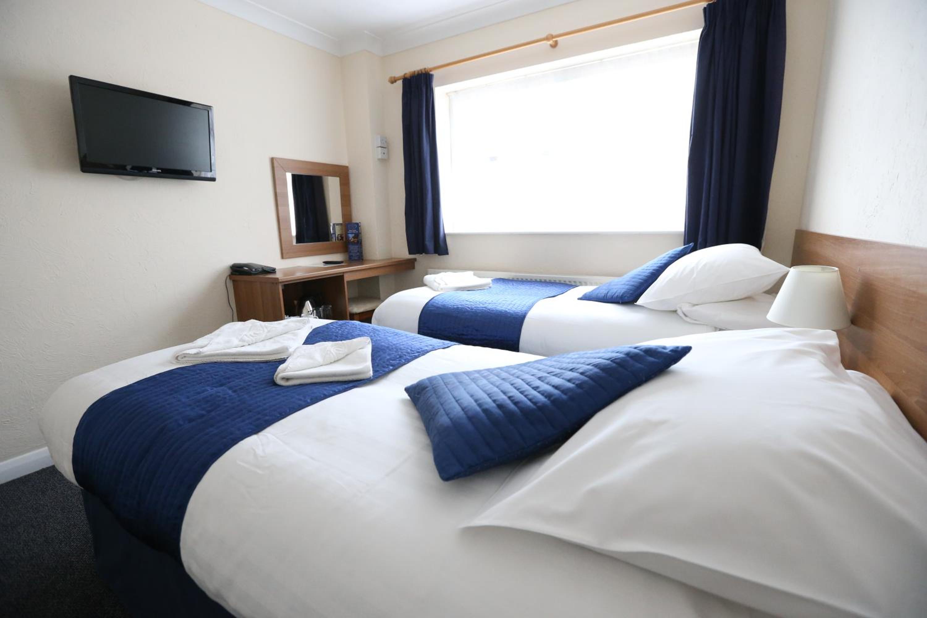 Horley Vacations - Corner House Hotel Gatwick with bookable Holiday parking - Property Image 11