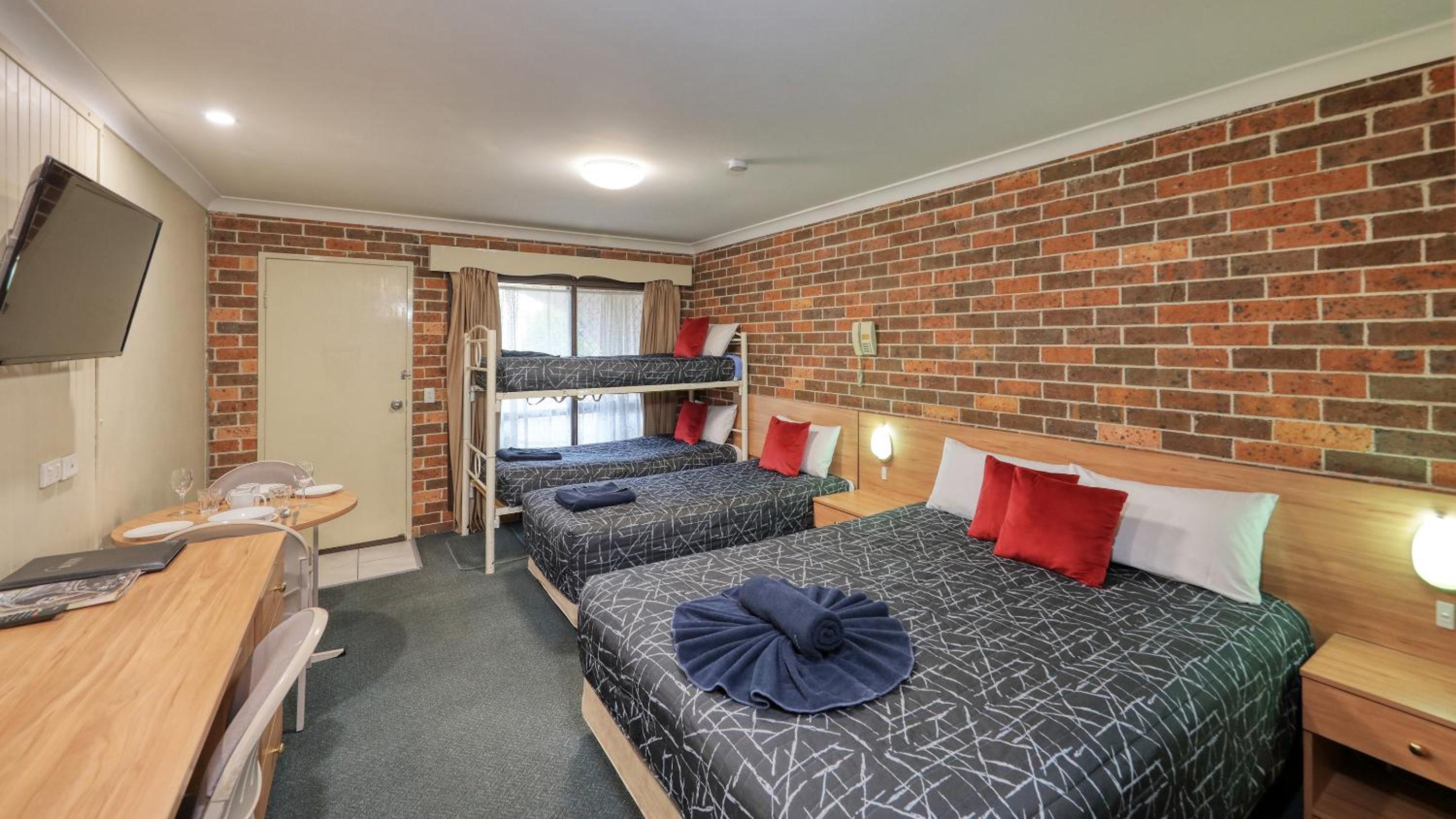 Forest Lodge Motor Inn & Restaurant