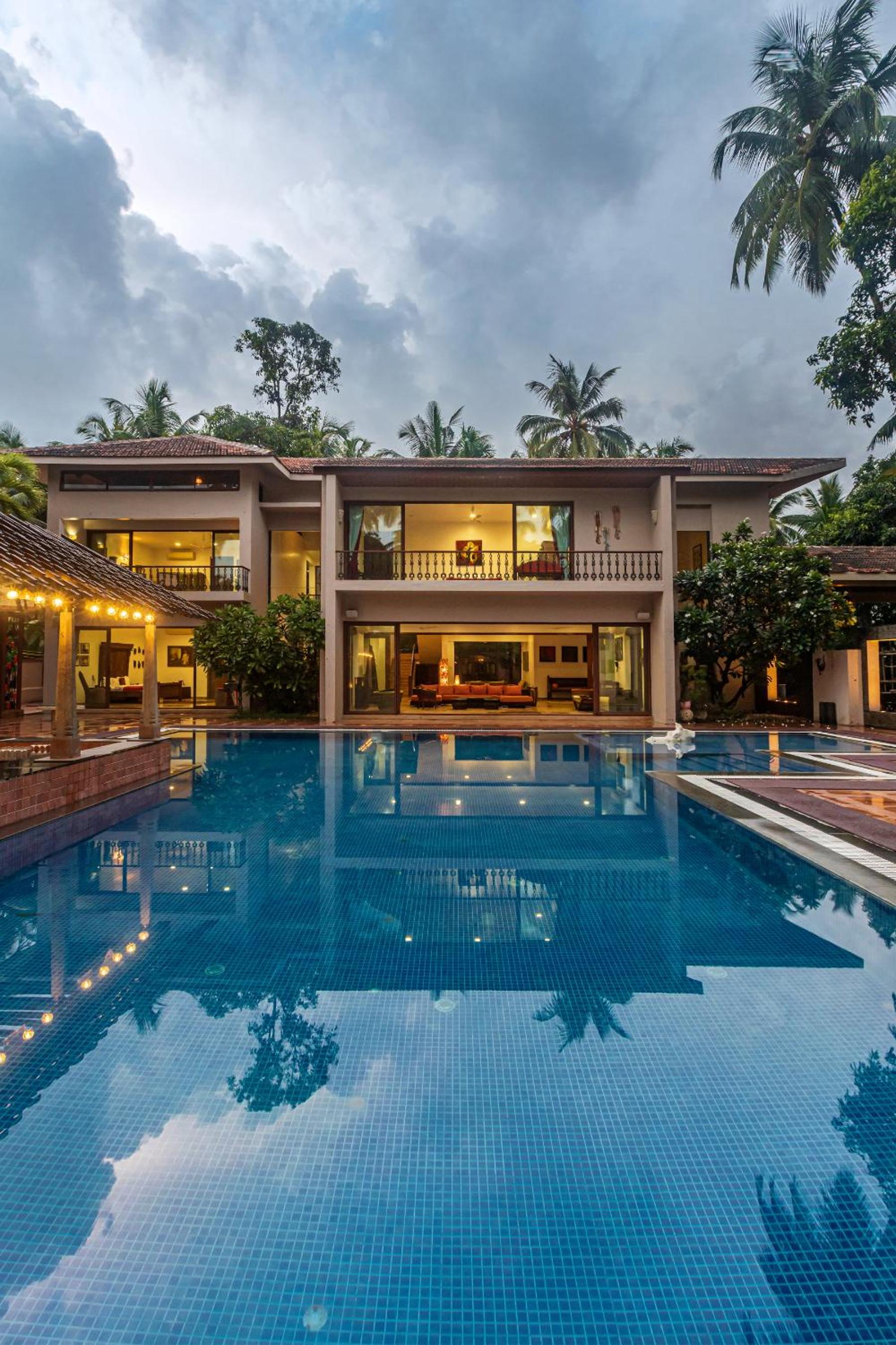 SaffronStays Casa Del Palms - 8BR luxury pool villa with gazebo, pickleball, bar & lawns near Nagaon Beach