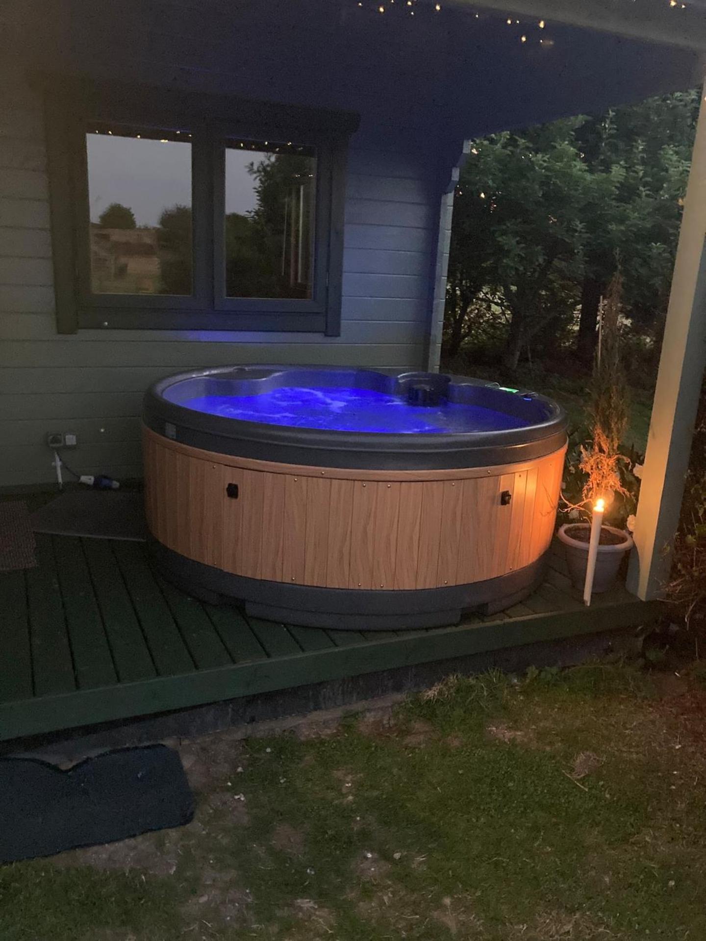 Hotel Cosy 2 BR cabin on coast private hot tub ' Driftwood ' - Image 1