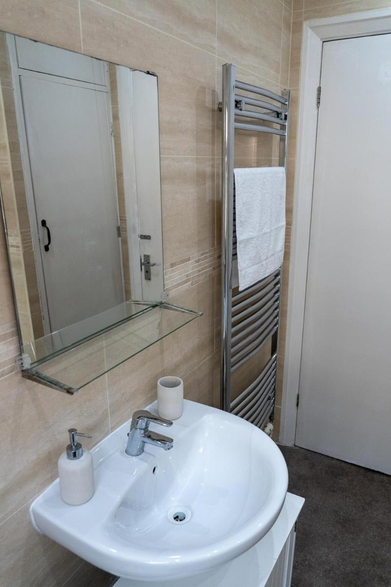 Three Bedroom Chelmsford Apartment with Garden view 3