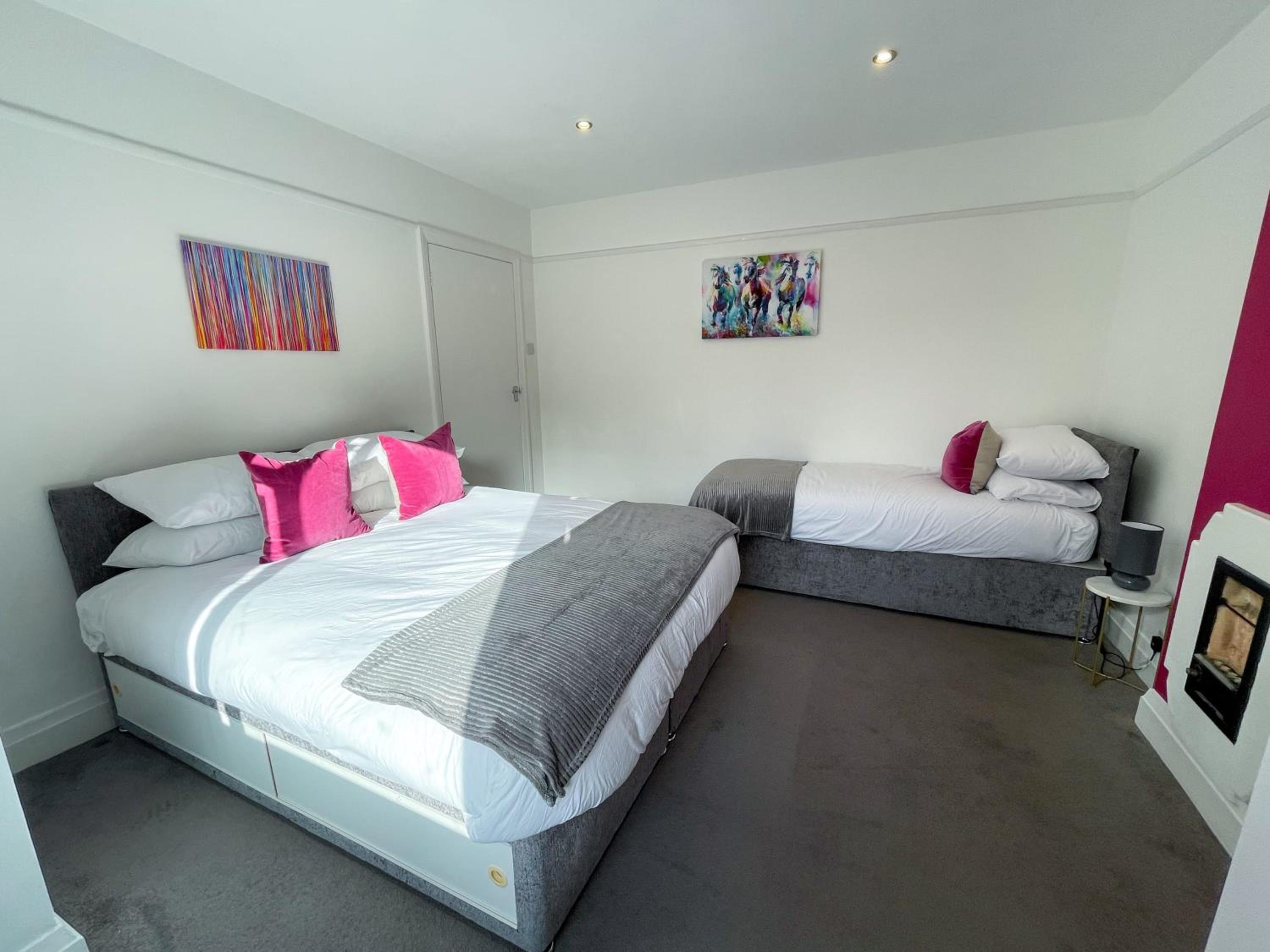 Three Bedroom Chelmsford Apartment with Garden view 2