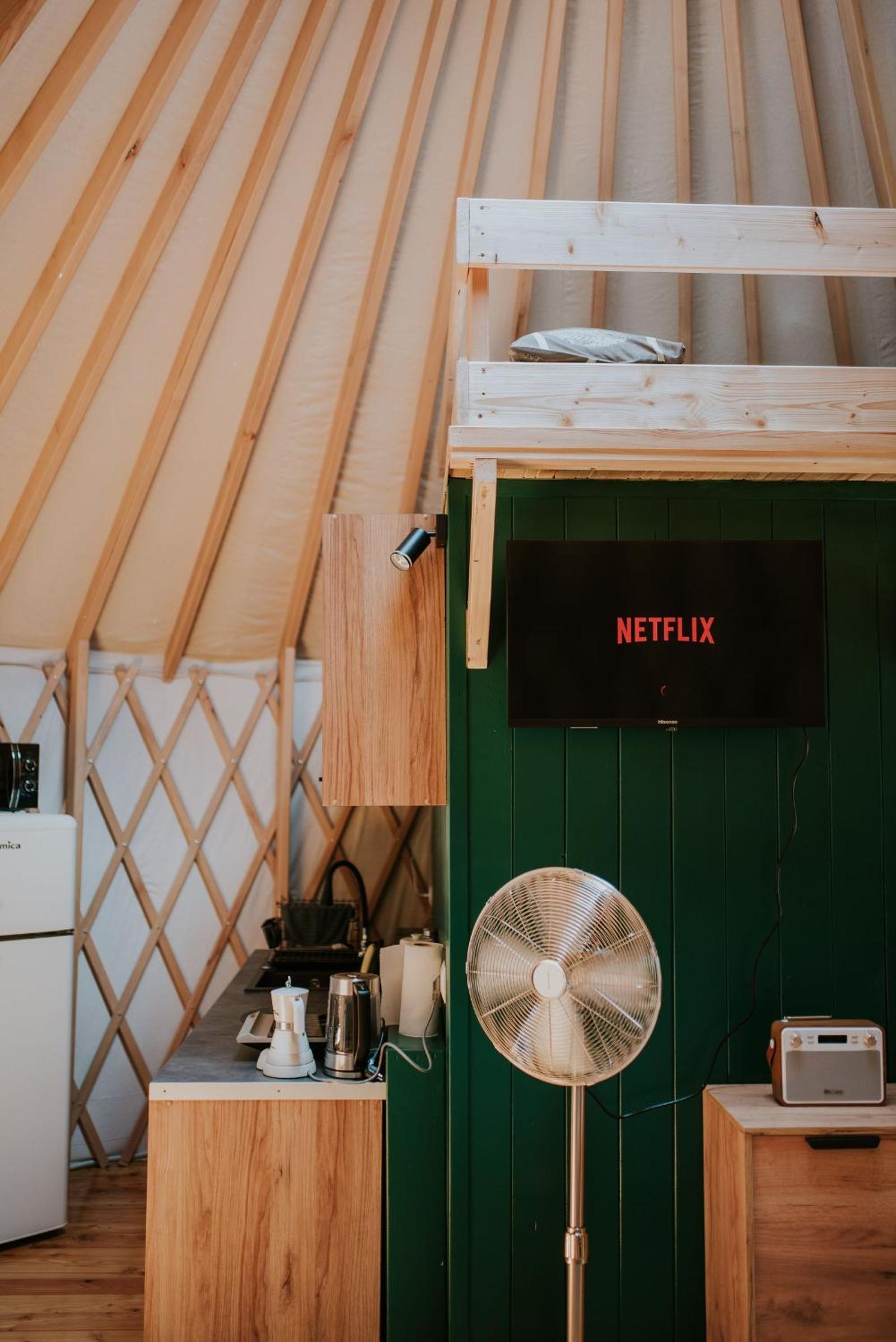 Aloha Glamp - Całoroczny glamping nad rzeką z prywatną balią - Stok narciarski, góry, lasy, sauna