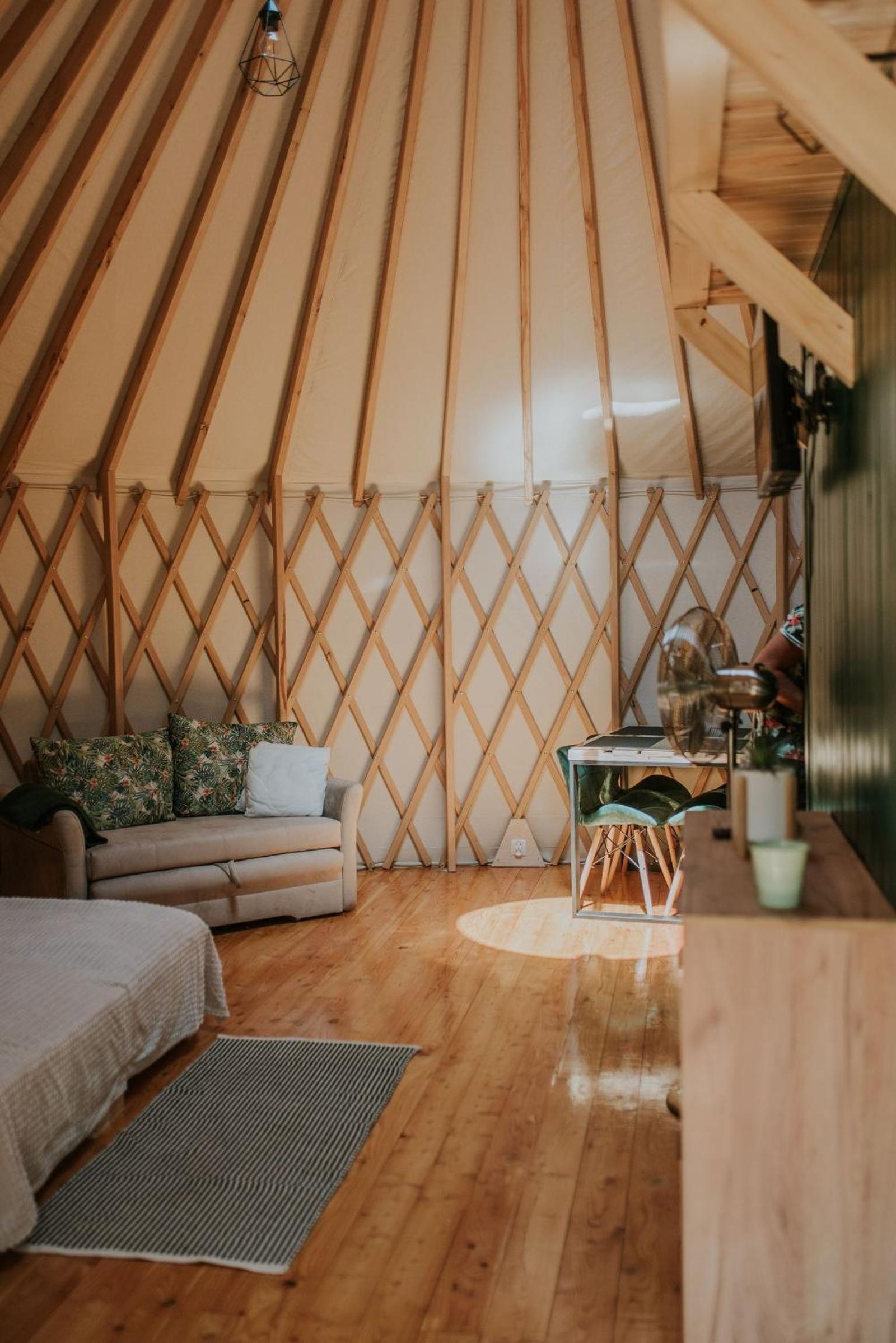 Aloha Glamp - Całoroczny glamping nad rzeką z prywatną balią - Stok narciarski, góry, lasy, sauna