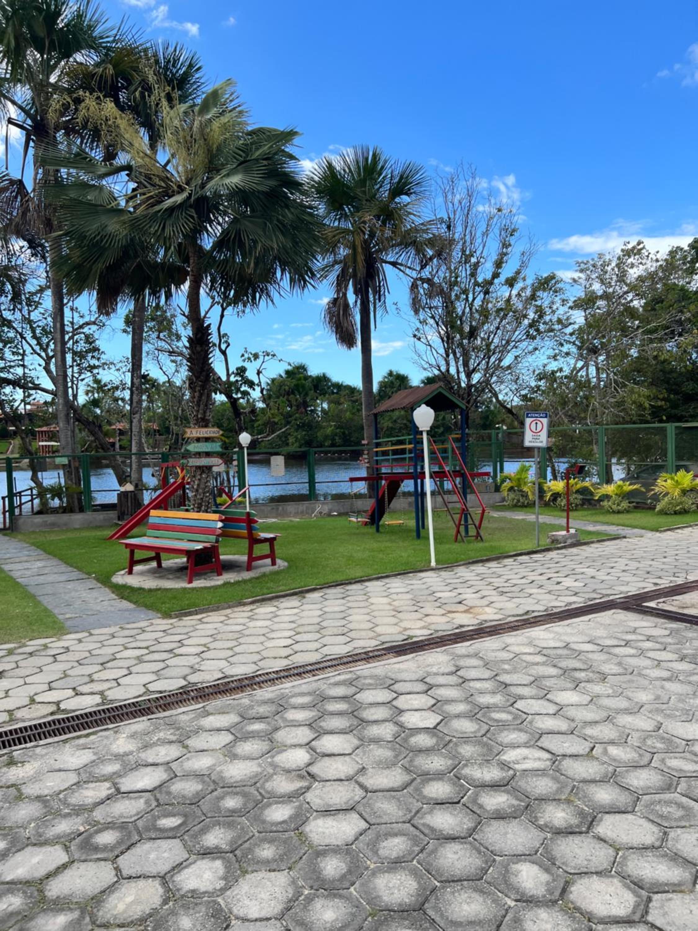 Casa em Condomínio agradável com fundo pro rio