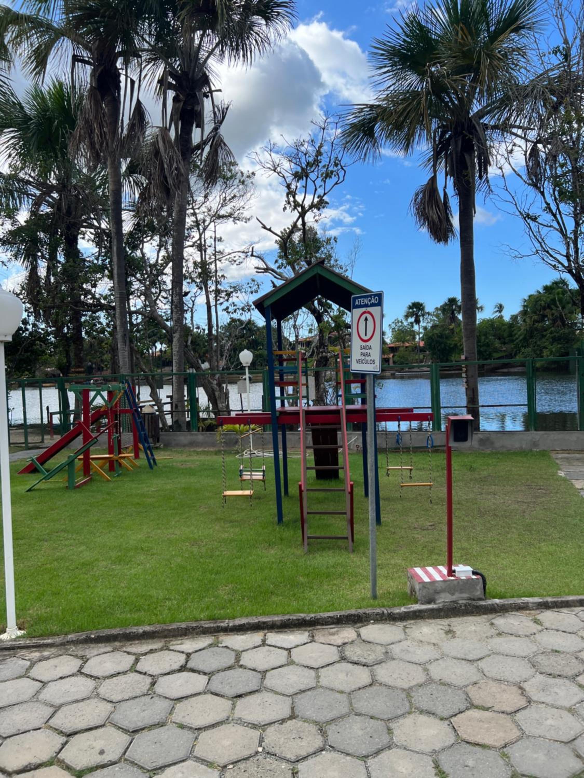 Casa em Condomínio agradável com fundo pro rio