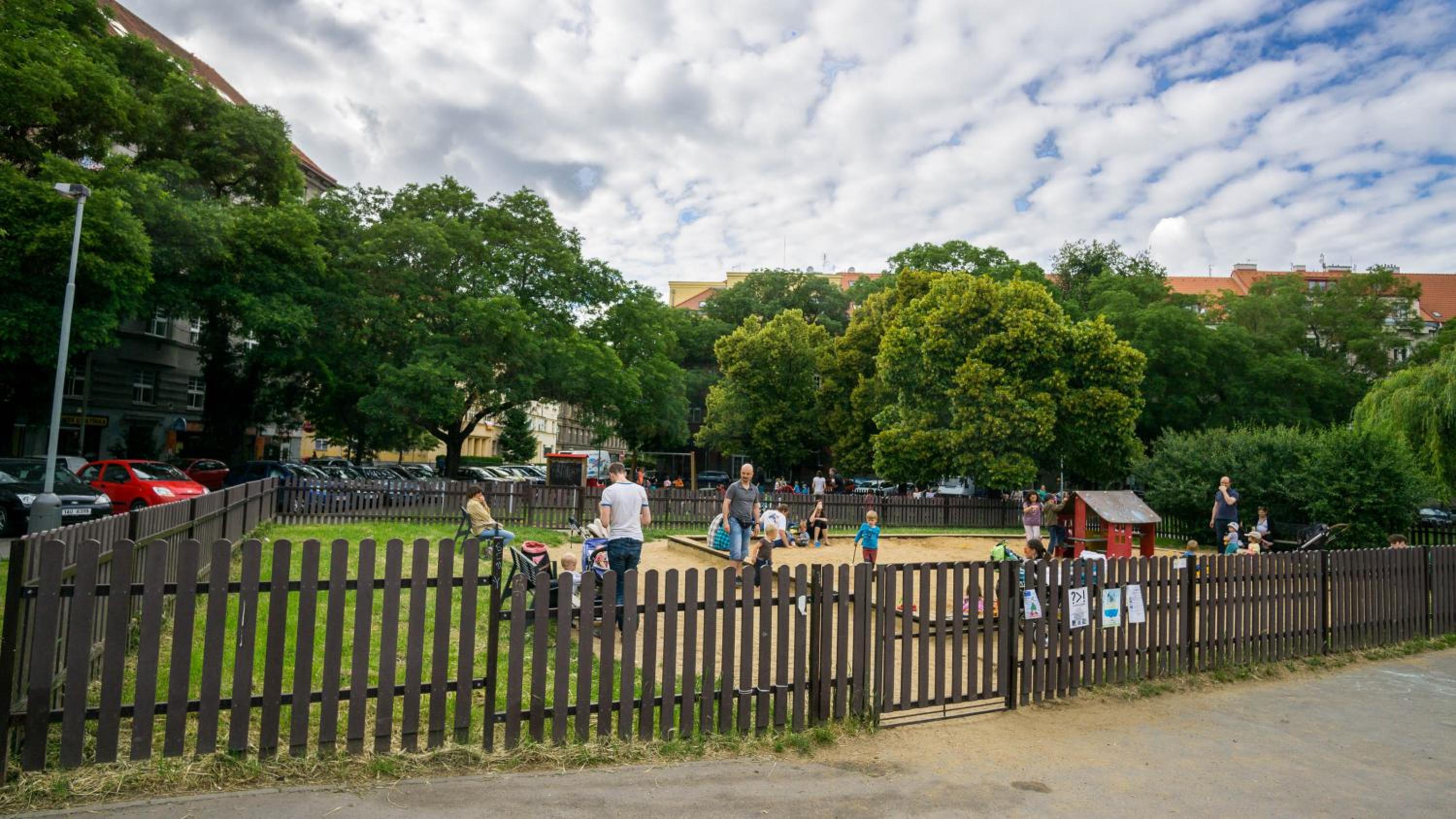 Flying Bed Apartment close to Prague Castle and Airport