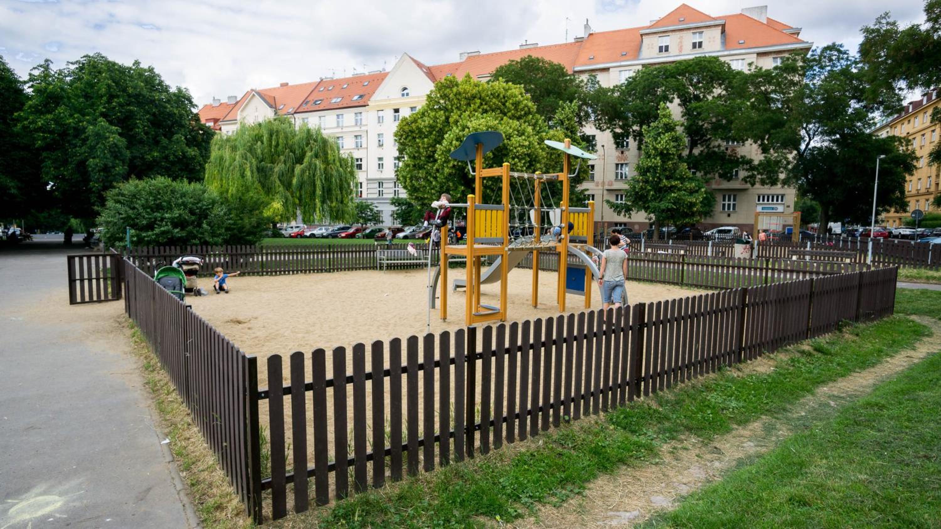 Flying Bed Apartment close to Prague Castle and Airport