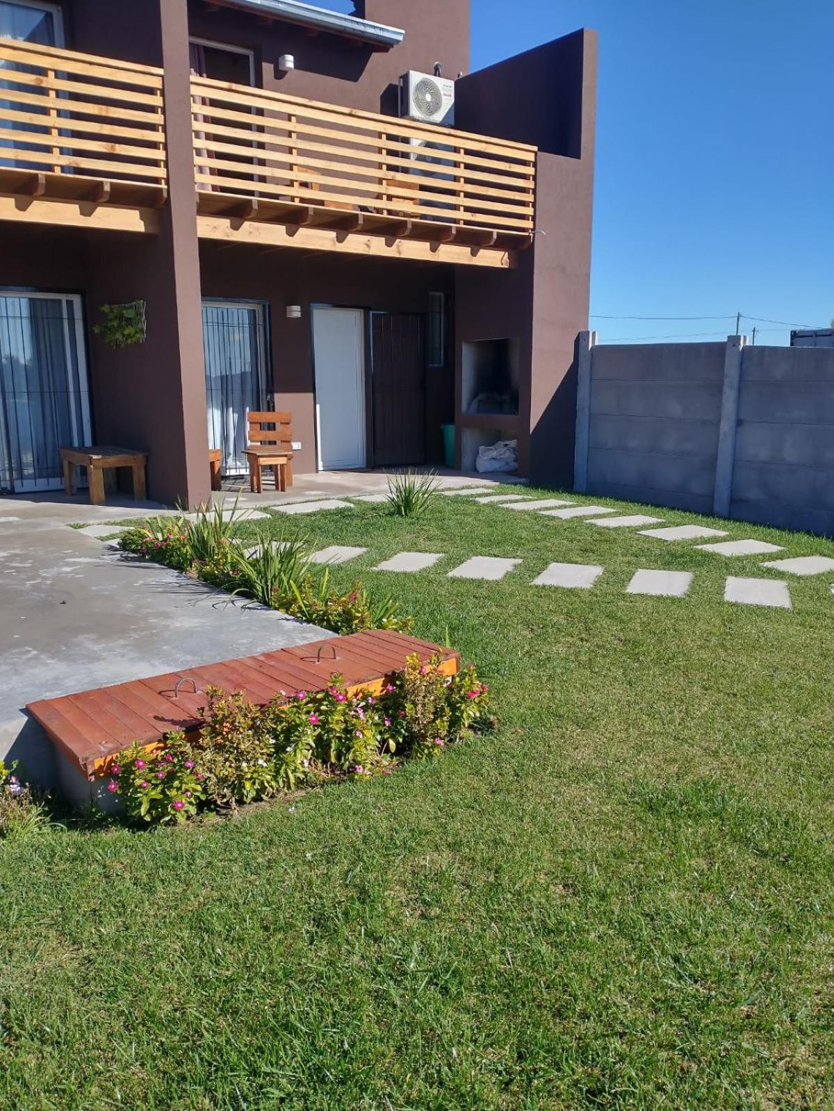 Duplex familiar con pileta en zona parque